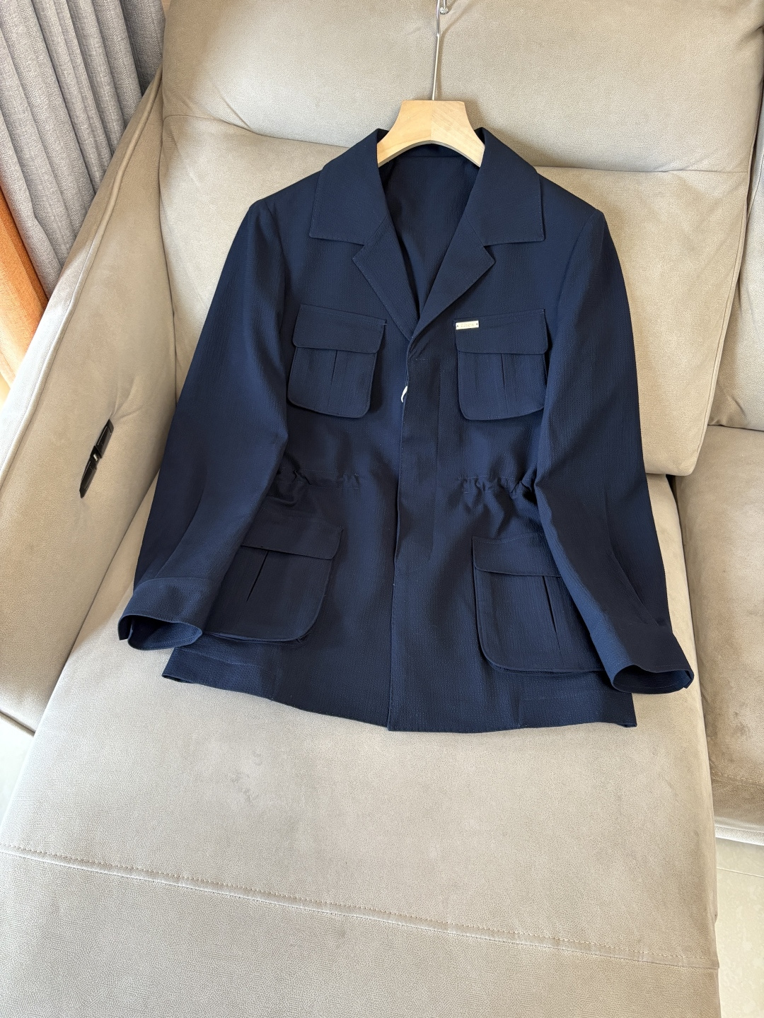 NO:839766,ZENGA Ermenegildo Ermenegildo Zegna 2026 early spring counter same style men's jacket. Produced by Z family, linen shirt with workwear tone, full of casual atmosphere, three-dimensional arc cut at the hem, linen shirt is enough for accent, or layered and matched as a thin coat. The knotted texture of linen gives the overall fabric a more retro feel, which balances the wrinkle-prone characteristics of linen to a certain extent. The fabric is cool and breathable, soft but stiff, a must-have item  Size M-3XL,,zegna,jackets & coats,shirts,19860909ZENGA 杰尼亚2026早春专柜同款男外套 Z家出品,工装调性的麻料衬衫,休闲的氛围感拉满,下摆立体弧线剪裁,亚麻衬衫就足够腔调,或作为薄外套叠穿混搭,亚麻自带的麻结肌理,让整体布面更有复古感,一定程度上平衡了麻料易皱的特性,布面凉感且透气,柔软但有挺括度,必备单品 尺码M-3XL,,zegna,jackets & coats,shirts,,Men's clothing