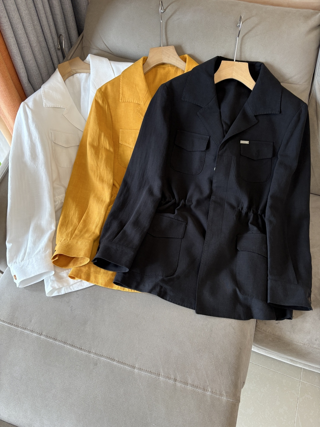 NO:839771,ZENGA Ermenegildo Ermenegildo Zegna 2026 Early Spring Counter Men's 78 Lyocell 22 Linen Jacket Produced by Z Family, a linen shirt with a workwear tone, full of casual atmosphere, three-dimensional arc cut at the hem, a linen shirt is enough to accentuate, or can be worn as a thin coat to mix and match. The knotted texture of linen gives the overall fabric a more retro feel, which balances the wrinkle-prone characteristics of linen to a certain extent. The fabric is cool and breathable, soft but stiff, a must-have item  Size M-3XL,,zegna,jackets & coats,shirts,19860909ZENGA 杰尼亚2026早春专柜同款男78莱赛尔22亚麻外套 Z家出品,工装调性的麻料衬衫,休闲的氛围感拉满,下摆立体弧线剪裁,亚麻衬衫就足够腔调,或作为薄外套叠穿混搭,亚麻自带的麻结肌理,让整体布面更有复古感,一定程度上平衡了麻料易皱的特性,布面凉感且透气,柔软但有挺括度,必备单品 尺码M-3XL,,zegna,jackets & coats,shirts,,Men's clothing