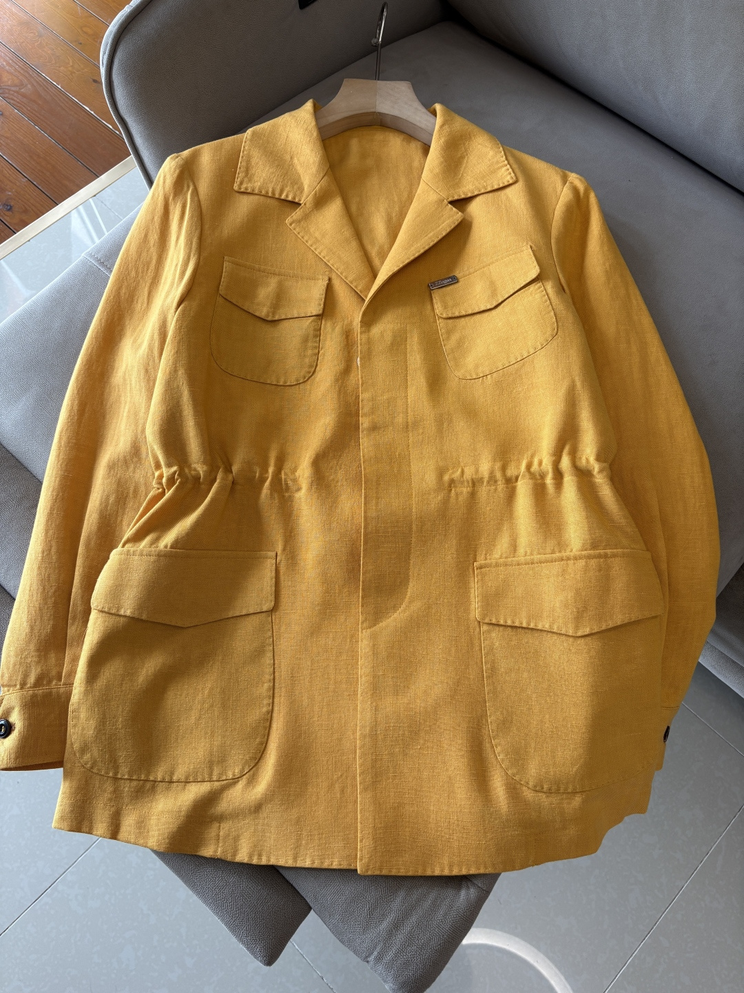 NO:839781,ZENGA Ermenegildo Ermenegildo Zegna 2026 Early Spring Counter Men's 78 Lyocell 22 Linen Jacket Produced by Z Family, a linen shirt with a workwear tone, full of casual atmosphere, three-dimensional arc cut at the hem, a linen shirt is enough to accentuate, or can be worn as a thin coat to mix and match. The knotted texture of linen gives the overall fabric a more retro feel, which balances the wrinkle-prone characteristics of linen to a certain extent. The fabric is cool and breathable, soft but stiff, a must-have item  Size M-3XL,,zegna,jackets & coats,shirts,19860909ZENGA 杰尼亚2026早春专柜同款男78莱赛尔22亚麻外套 Z家出品,工装调性的麻料衬衫,休闲的氛围感拉满,下摆立体弧线剪裁,亚麻衬衫就足够腔调,或作为薄外套叠穿混搭,亚麻自带的麻结肌理,让整体布面更有复古感,一定程度上平衡了麻料易皱的特性,布面凉感且透气,柔软但有挺括度,必备单品 尺码M-3XL,,zegna,jackets & coats,shirts,,Men's clothing