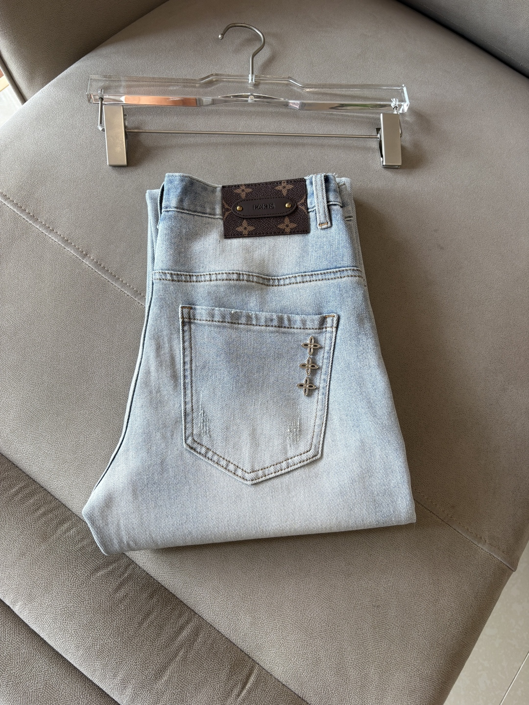 NO:842632,Straight-leg pants counter 2026 spring and summer design recommendations Hot-selling jeans with soft skin-friendly fabrics Luxurious first-layer cowhide waist tag Classic blue wash Counter limited edition Luxurious custom-made fabrics Craftsmanship + wash foreign trade quality and detail processing19860909直筒裤专柜2026春夏设计推荐 热卖牛仔裤柔软亲肤面料 奢华头层牛皮腰牌 经典蓝洗水 专柜限量款 奢华感订制面料 工艺+洗水外贸品质感细节处理满满到位 这颜色绝对爱了爱了爆单款色系百搭大牛味 弹力修身小直筒裤型 尺码.29-38 无35；37码,,jeans,cowhide,,Men's clothing