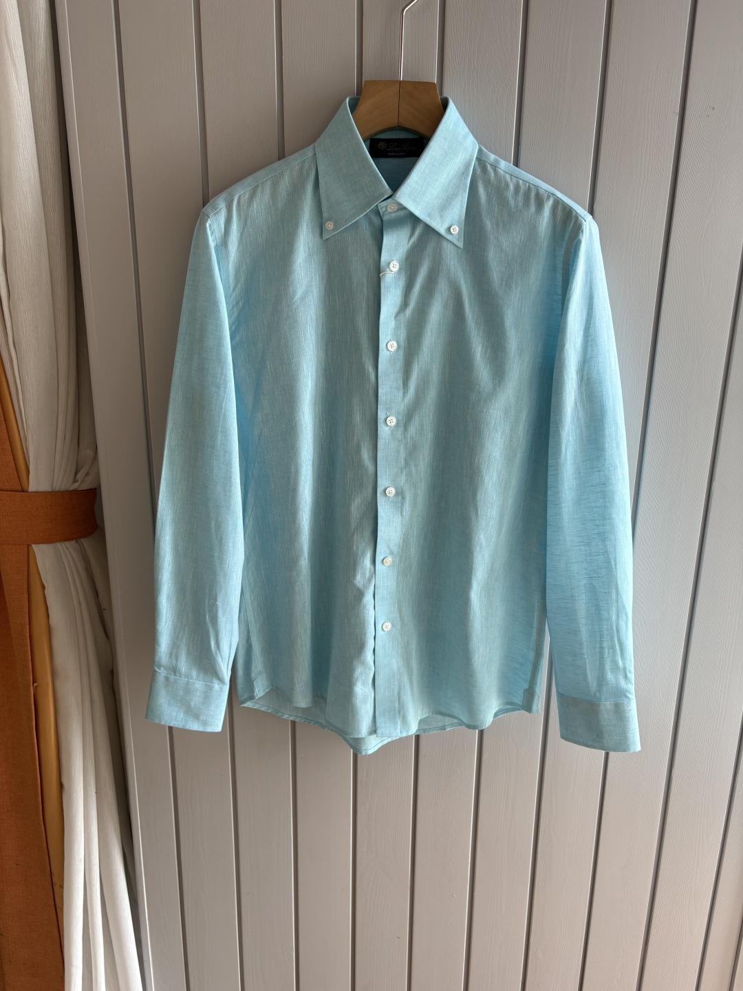 NO:842637,Fashion style!  Uniquely designed Cuban collar 87 cotton; 13 linen fabric LP long-sleeved shirt] Lp Cuban collar linen long-sleeved shirt, welding the relaxed and high-quality to the body.  The 'ceiling of relaxation' in summer men's clothing is grasped by this Cuban collar linen shirt from EZ. Rejecting the same basic style, the Cuban collar has its own holiday yuppie atmosphere. It is not picky about the face shape and has lazy and neat lines. It can be worn with two buttons unbuttoned to create a casual V-neck effect, which is suitable for all occasions.  The fabric is made of 87% cotton and 13% natural linen, which retains the original breathable texture of linen. It has a cool feeling on the upper body, absorbs moisture and wicks away sweat, making it refreshing and comfortable to wear in summer. After special washing process, it feels soft but not collapsed, saying goodbye to the rough feeling of cheap linen. It is not easy to wrinkle and deform after long-term wear, and daily care is stress-free.  Details are the soul of a high-end feel. The hem of the shirt is customized with a webbing fastening buckle, which makes it easy to tighten the waist without sewing. It can not only neatly tuck the waist to create a high waistline, but also naturally drape and wear to create a relaxed tone, adapting to a variety of wearing methods. The neat flat stitching and textured resin buckles show LP's quality control in every aspect.  Whether worn alone with trousers to create a sophisticated Italian style, or layered with white T-shirts to create a cool street feel, you can easily control it. One piece unlocks multiple styles in summer and meets the dressing needs of all scenes in your wardrobe. It is an indispensable and versatile item in the spring and summer wardrobe. M-4XL,,loro piana,shirts,19860909时尚潮范儿！独特设计古巴领87棉；13亚麻面料LP家长袖衬衫】 Lp家古巴领亚麻长袖衬衫,把松弛高级焊在身上. 夏日男装的「松弛感天花板」,被EZ家这件古巴领亚麻衬衫拿捏了.拒绝千篇一律的基础款,古巴领自带的度假雅痞氛围,不挑脸型,自带慵懒利落的线条感,解开两颗扣子就能穿出随性的V领效果,适配所有场合. 面料选用87棉；13天然亚麻,保留了亚麻原生的透气肌理,上身自带凉感,吸湿排汗不闷汗,夏天穿也清爽无负担.经过特殊水洗工艺处理,触感软而不塌,告别廉价亚麻的粗糙感,久穿也不易起皱变形,日常打理毫无压力. 细节是高级感的灵魂.衬衫下摆定制了织带固定扣,轻松实现免缝收腰,既能利落塞腰打造高腰线,也能自然垂落穿出松弛调性,适配多种穿法.利落的平缝走线,搭配质感树脂扣,每一处都透着LP家对品质的把控. 无论是单穿搭配西裤打造意式轻熟风,还是叠穿白T打造潮酷街头感,都能轻松驾驭.一件解锁夏日多种风格,承包你衣柜里所有场景的穿搭需求,是春夏衣橱里不可或缺的百搭单品.M-4XL,,loro piana,shirts,,Men's clothing