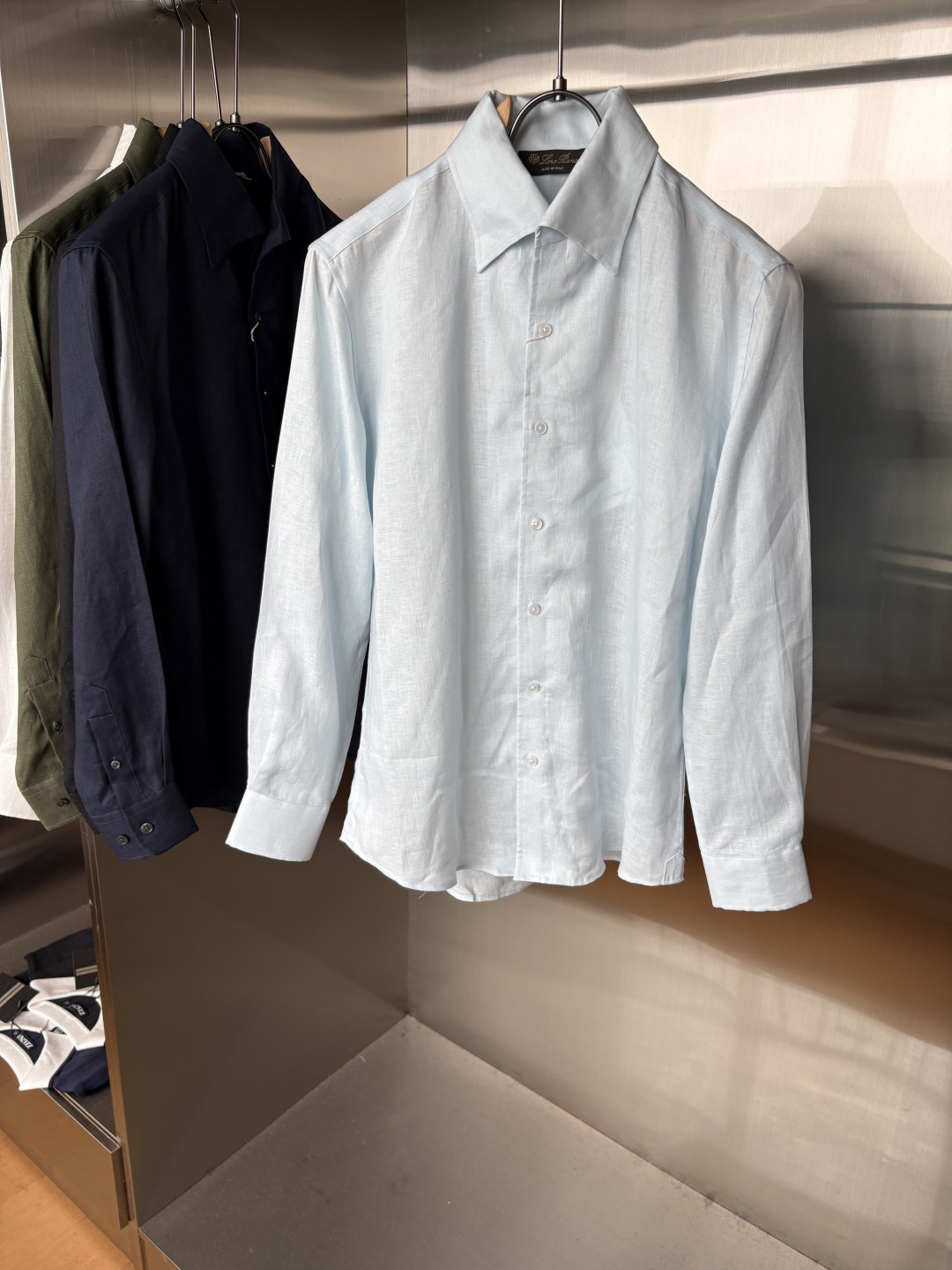 NO:842647,Fashion style!  Uniquely designed Cuban collar linen fabric LP long-sleeved shirt] Lp's Cuban collar linen long-sleeved shirt welds the relaxed and high-quality to the body. The 'relaxation ceiling' of summer men's clothing is captured by this Cuban collar linen shirt from EZ. Rejecting the same basic style, the Cuban collar has its own holiday yuppie atmosphere, does not pick on the face shape, and has a lazy and neat line. Unbutton two buttons to wear a casual V-neck effect, suitable for all occasions.  The fabric is made of natural linen, which retains the original breathable texture of linen. It has a cool feeling on the upper body, absorbs moisture and wicks away sweat without making you sweaty, making it refreshing and comfortable to wear in summer. After a special washing process, it feels soft but not collapsed, saying goodbye to the rough feeling of cheap linen. It is not easy to wrinkle and deform after long-term wear, and there is no pressure in daily care.  Details are the soul of a high-end feel. The hem of the shirt is customized with a webbing fastening buckle, which makes it easy to tighten the waist without sewing. It can not only neatly tuck the waist to create a high waistline, but also naturally drape and wear to create a relaxed tone, adapting to a variety of wearing methods. The neat flat stitching and textured resin buckles show LP's quality control in every aspect.  Whether worn alone with trousers to create a sophisticated Italian style, or layered with white T-shirts to create a cool street feel, you can easily control it. One piece unlocks multiple styles in summer and meets the dressing needs of all scenes in your wardrobe. It is an indispensable and versatile item in the spring and summer wardrobe. M-4XL,,loro piana,shirts,19860909时尚潮范儿！独特设计古巴领亚麻面料LP家长袖衬衫】 Lp家古巴领亚麻长袖衬衫,把松弛高级焊在身上. 夏日男装的「松弛感天花板」,被EZ家这件古巴领亚麻衬衫拿捏了.拒绝千篇一律的基础款,古巴领自带的度假雅痞氛围,不挑脸型,自带慵懒利落的线条感,解开两颗扣子就能穿出随性的V领效果,适配所有场合. 面料选用天然亚麻,保留了亚麻原生的透气肌理,上身自带凉感,吸湿排汗不闷汗,夏天穿也清爽无负担.经过特殊水洗工艺处理,触感软而不塌,告别廉价亚麻的粗糙感,久穿也不易起皱变形,日常打理毫无压力. 细节是高级感的灵魂.衬衫下摆定制了织带固定扣,轻松实现免缝收腰,既能利落塞腰打造高腰线,也能自然垂落穿出松弛调性,适配多种穿法.利落的平缝走线,搭配质感树脂扣,每一处都透着LP家对品质的把控. 无论是单穿搭配西裤打造意式轻熟风,还是叠穿白T打造潮酷街头感,都能轻松驾驭.一件解锁夏日多种风格,承包你衣柜里所有场景的穿搭需求,是春夏衣橱里不可或缺的百搭单品.M-4XL,,loro piana,shirts,,Men's clothing
