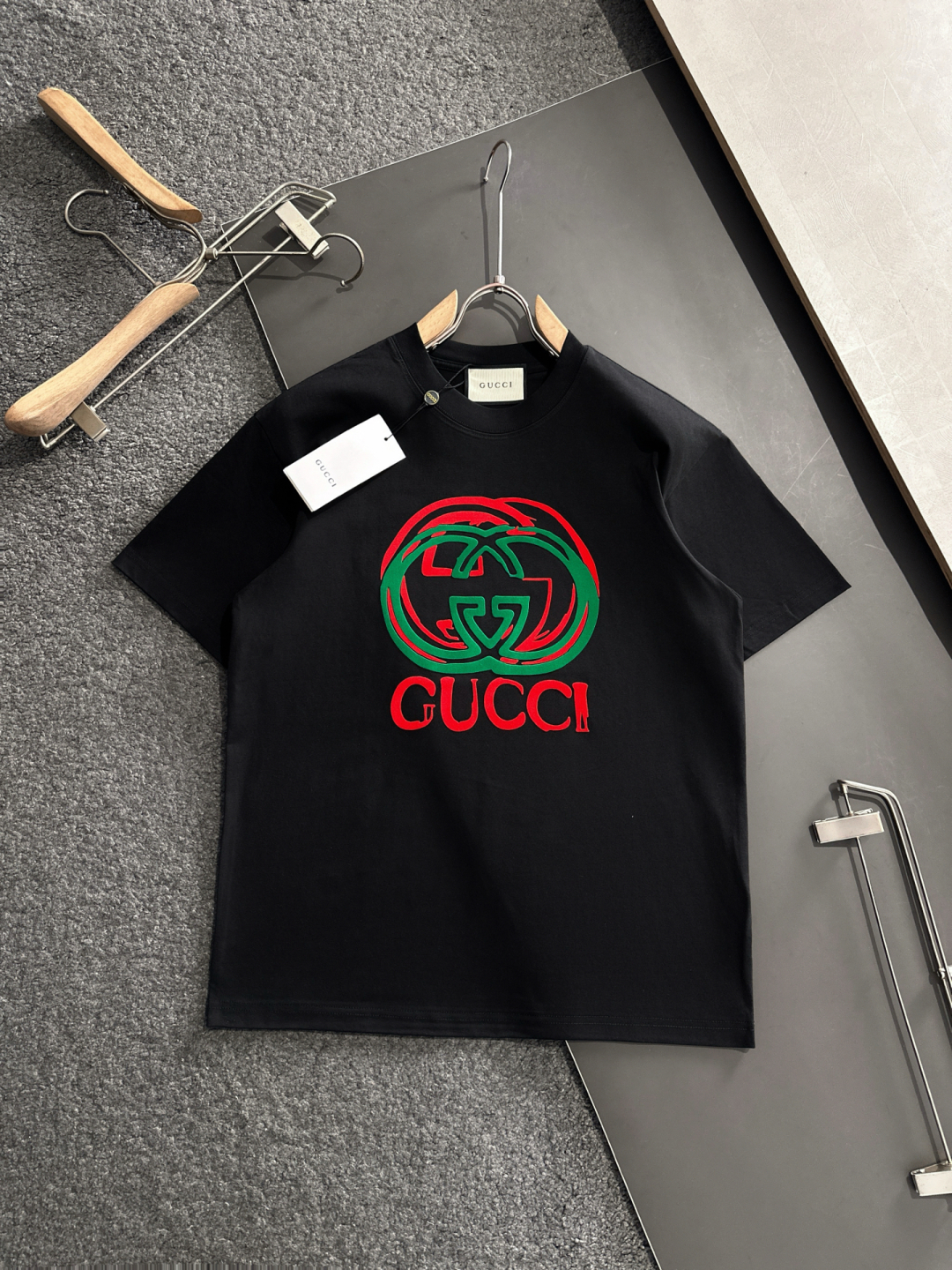  GUC 2025SS春夏最新款圆领时尚短袖T恤，官网同步，专柜纯棉面料！贴肤舒适，耐看又好穿，经典简约