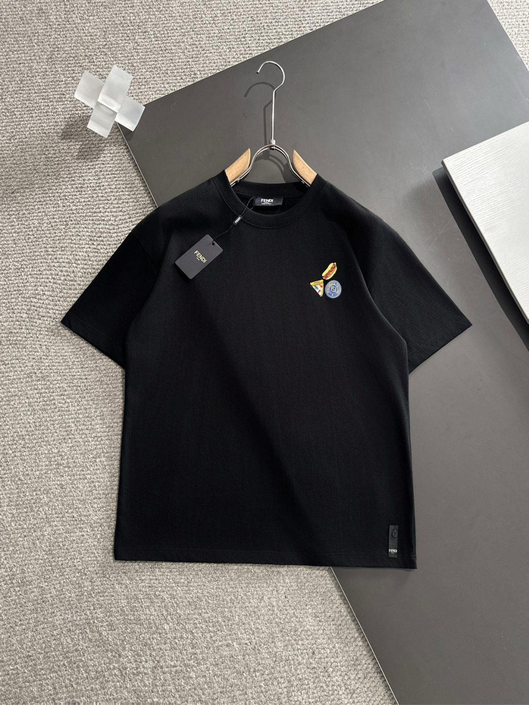 NO:129283,FD *25ss Spring and Summer New First-Open Counter Latest Short Sleeve Round Neck T-shirt High-end Customized Design Avant-garde and Fashionable!  Brand logo heavy craft design, high-end customized 230g fabric, soft feel, comfortable to wear, exquisite counter-level car line, fine workmanship, invincible and handsome upper body effect!  A must-have item for handsome men!  S-2XL., T-shirt,tees,t-shirt,alexander wang19860909FD *25ss春夏新款首发专柜最新款短袖圆领T恤 高端订制 设计前卫时尚！品牌logo重工艺设计 高端定制230克面料.手感柔软.穿着舒适.专柜级别精致车线.做工精细.上身效果无敌帅气！型男必备单品！码数S-2XL.,,T-shirt,tees，t-shirt,alexander wang,Men's clothing