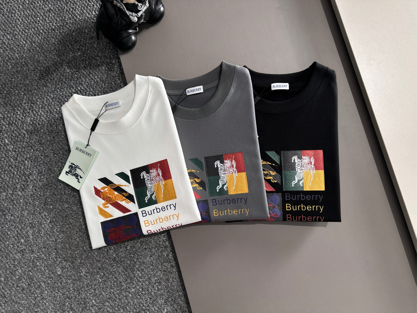 NO:471328,Bur/Burberry 2025 Spring and Summer New Products, Complete Three Standards, Round Neck Pure Cotton Short-Sleeve T-shirts, Don’t need to introduce too much good products, look at the details, Counter Code M-XXXL 175/Suggestions, L, burberry, burberry, T-shirt, tees, t-shirt, alexander wang19860909bur/巴宝莉 2025春夏新品 三标齐全 圆领纯棉短袖T恤 好货不用过多介绍 看细节 专柜码数M-XXXL 175/建议L,,burberry,burberry,T-shirt,tees，t-shirt,alexander wang,Men's clothing