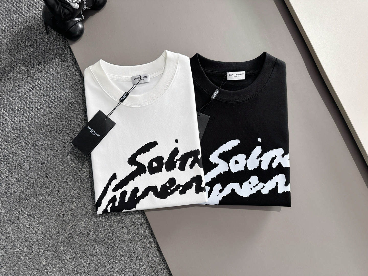 NO:471334,Saint Laurent 2025 spring and summer new product, complete three standards, round neck pure cotton short-sleeved T-shirt, no need to introduce too much good products, look at the details, counter code M-XXXL 175/suggestion L,,saint laurent,T-shirt,tees,t-shirt,alexander wang19860909圣罗兰 2025春夏新品 三标齐全 圆领纯棉短袖T恤 好货不用过多介绍 看细节 专柜码数M-XXXL 175/建议L,,saint laurent,T-shirt,tees，t-shirt,alexander wang,Men's clothing