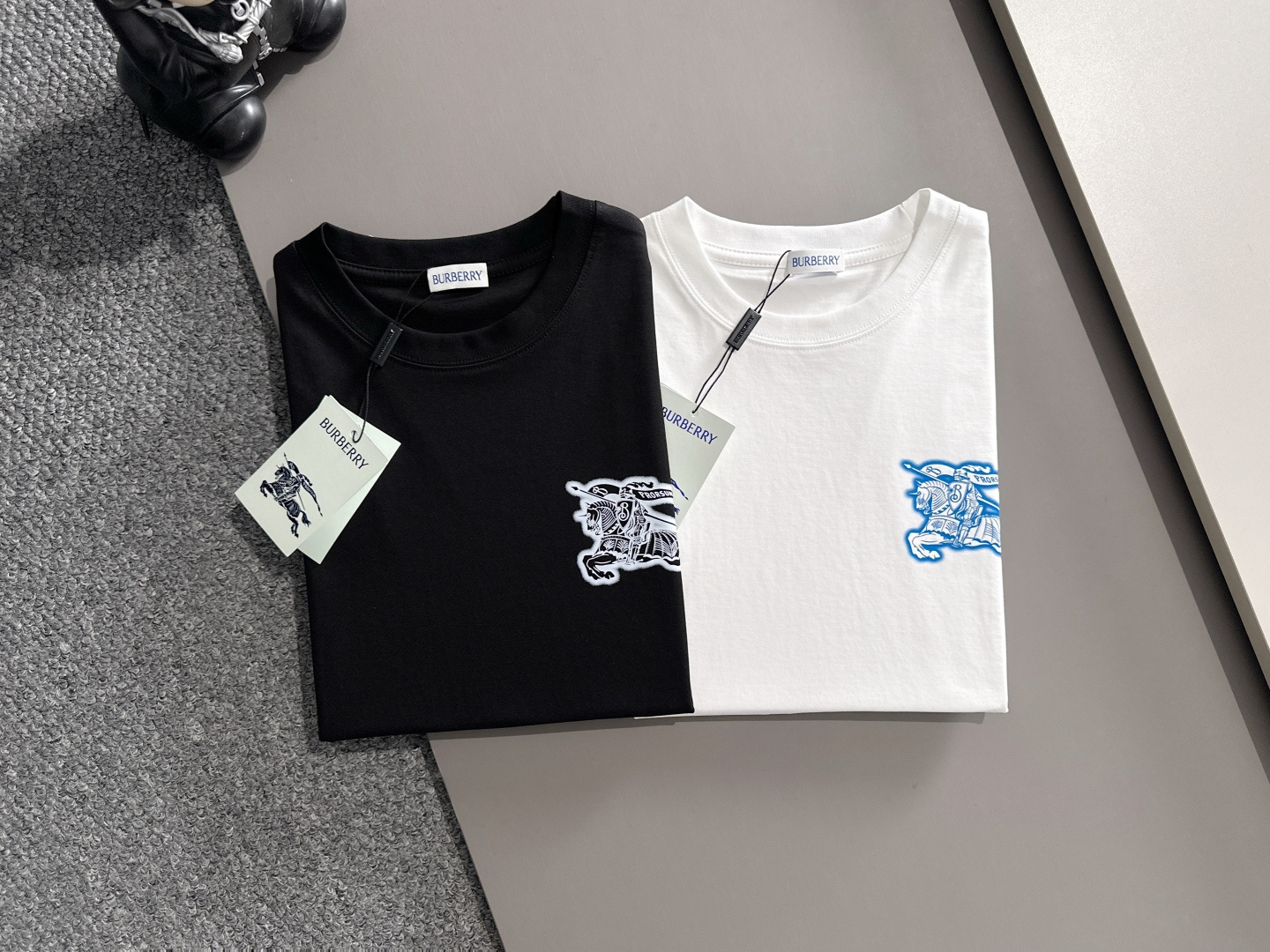 NO:448093,Burberry/Burberry New Spring and Summer Products Complete Three Standards Mercerized Cotton Short-Sleeve T-shirts Don't need to introduce too much good products See details Counter code M-XXXL 175/Suggestions L, burberry, burberry, T-shirt, tees, t-shirt, alexander wang19860909Burberry/巴宝莉 春夏新品 三标齐全 丝光棉短袖T恤 好货不用过多介绍 看细节 专柜码数M-XXXL 175/建议L,,burberry,burberry,T-shirt,tees，t-shirt,alexander wang,Men's clothing