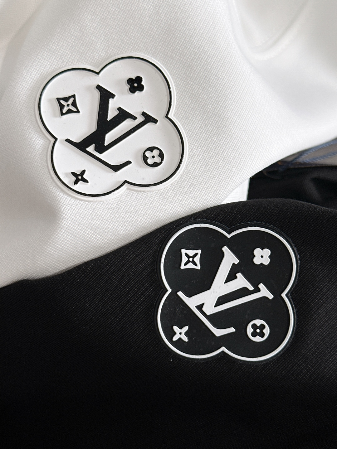 NO:448103,LV/Louis Vuitton Spring and summer new products, complete three-standard mercerized cotton short-sleeved T-shirt, three-dimensional glue-drop process, good products do not need to be introduced too much, look at the details, counter code M-XXXL 175/Suggestions,,louis vuitton,louis vuitton,T-shirt,tees,t-shirt,alexander wang19860909LV/路易威登 春夏新品 三标齐全 丝光棉短袖T恤 立体滴胶工艺 好货不用过多介绍 看细节 专柜码数M-XXXL 175/建议L,,louis vuitton,louis vuitton,T-shirt,tees，t-shirt,alexander wang,Men's clothing