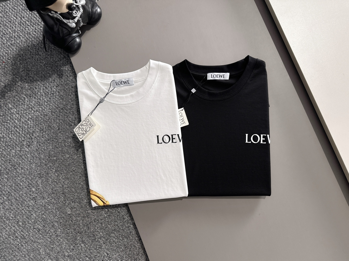 NO:510122,Loewe/Luo Yiwei 2025 spring and summer new product, complete three standards, mercerized cotton short-sleeved T-shirt, three-dimensional offset printing process, good products do not need to be introduced too much, look at the details, counter number M-XXXL 175/140 Suggestions,,loewe,loewe,T-shirt,tees,t-shirt,alexander wang19860909Loewe/罗意威 2025春夏新品 三标齐全 丝光棉短袖T恤 立体滴胶印花工艺 好货不用过多介绍 看细节 专柜码数M-XXXL 175/140建议L,,loewe,loewe,T-shirt,tees，t-shirt,alexander wang,Men's clothing