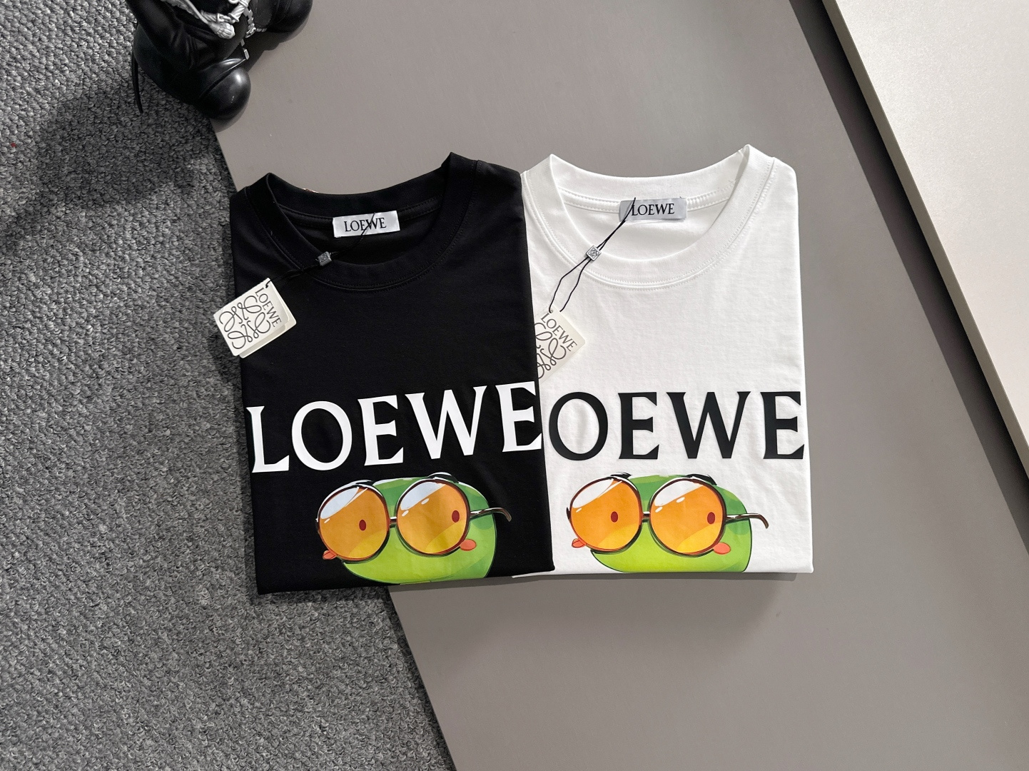 NO:448052,Loewe/Luo Yiwei New Spring and Summer Products Complete Three Standards Mercerized Cotton Short-Sleeved T-shirt Three-dimensional Drop-Dropping Printing Technology Don’t need to introduce too much good products Look at the details Counter code M-XXXL 175/Suggestions L,,loewe,loewe,T-shirt,tees,t-shirt,alexander wang19860909Loewe/罗意威 春夏新品 三标齐全 丝光棉短袖T恤 立体滴胶印花工艺 好货不用过多介绍 看细节 专柜码数M-XXXL 175/建议L,,loewe,loewe,T-shirt,tees，t-shirt,alexander wang,Men's clothing