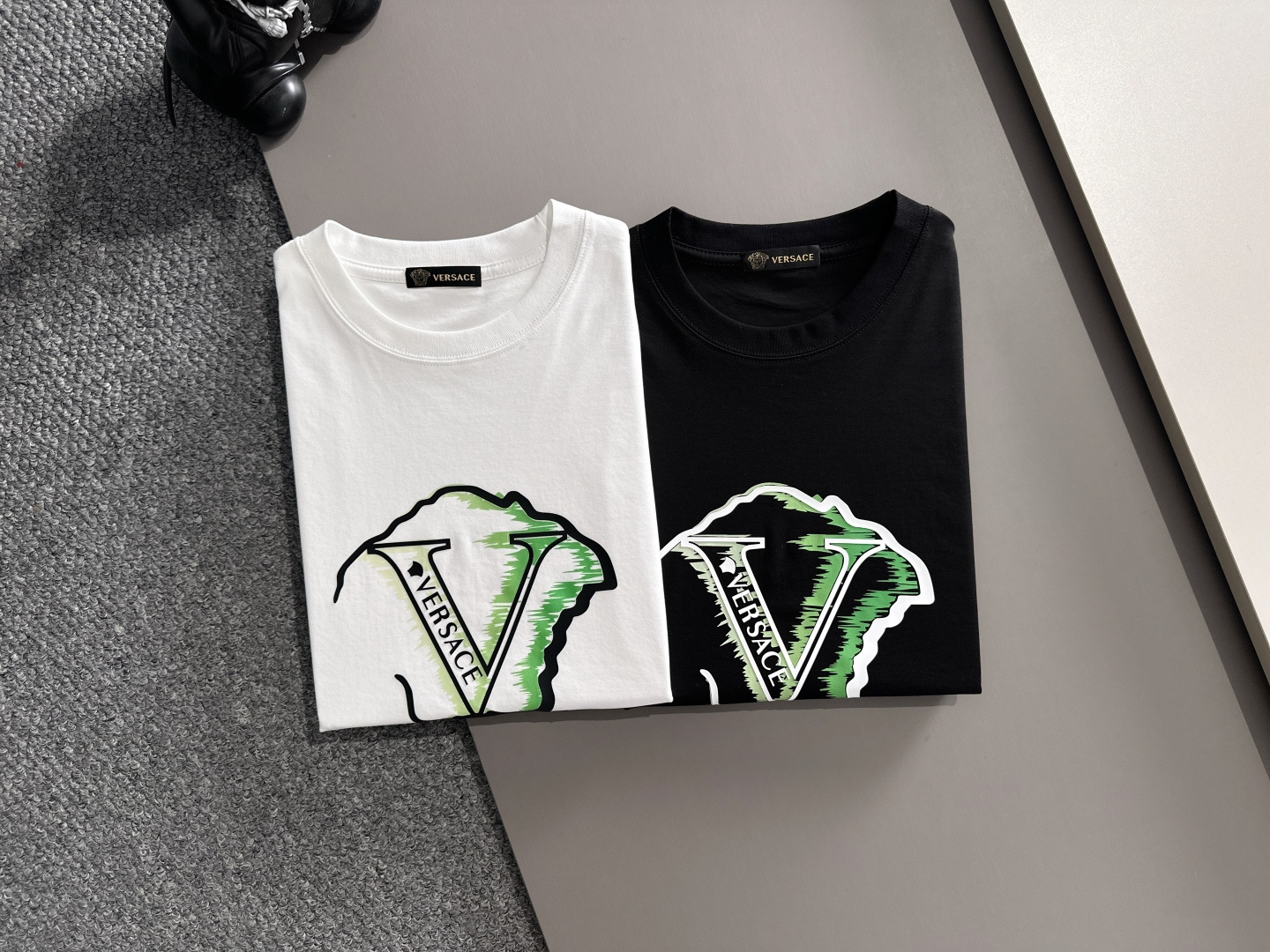 NO:448077,Versace/Versace New Spring and Summer Products Complete Three Standards Mercerized Cotton Short-Sleeved T-shirt Three-dimensional Drop-Dripping Printing Technology Don’t need to introduce too much good products Look at the details Counter code M-XXXL 175/Suggestions L, versace, versace, T-shirt, tees, t-shirt, alexander wang19860909Versace/范思哲 春夏新品 三标齐全 丝光棉短袖T恤 立体滴胶印花工艺 好货不用过多介绍 看细节 专柜码数M-XXXL 175/建议L,,versace,versace,T-shirt,tees，t-shirt,alexander wang,Men's clothing