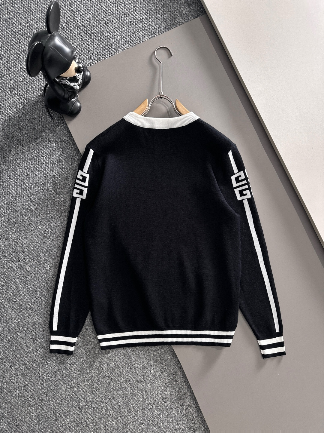 GIVENCHY 2025秋冬新款羊毛毛衣 高品质意大利进口羊毛混纺面料，高密度针织，时尚百搭毛衣，帅气