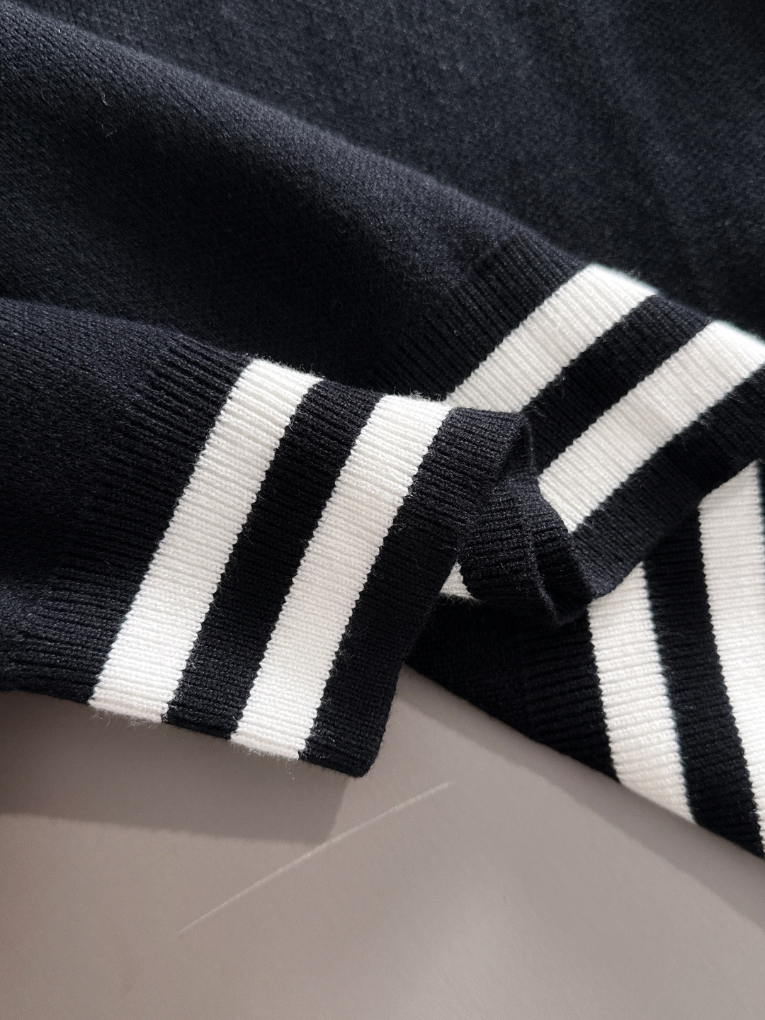 GIVENCHY 2025秋冬新款羊毛毛衣 高品质意大利进口羊毛混纺面料，高密度针织，时尚百搭毛衣，帅气