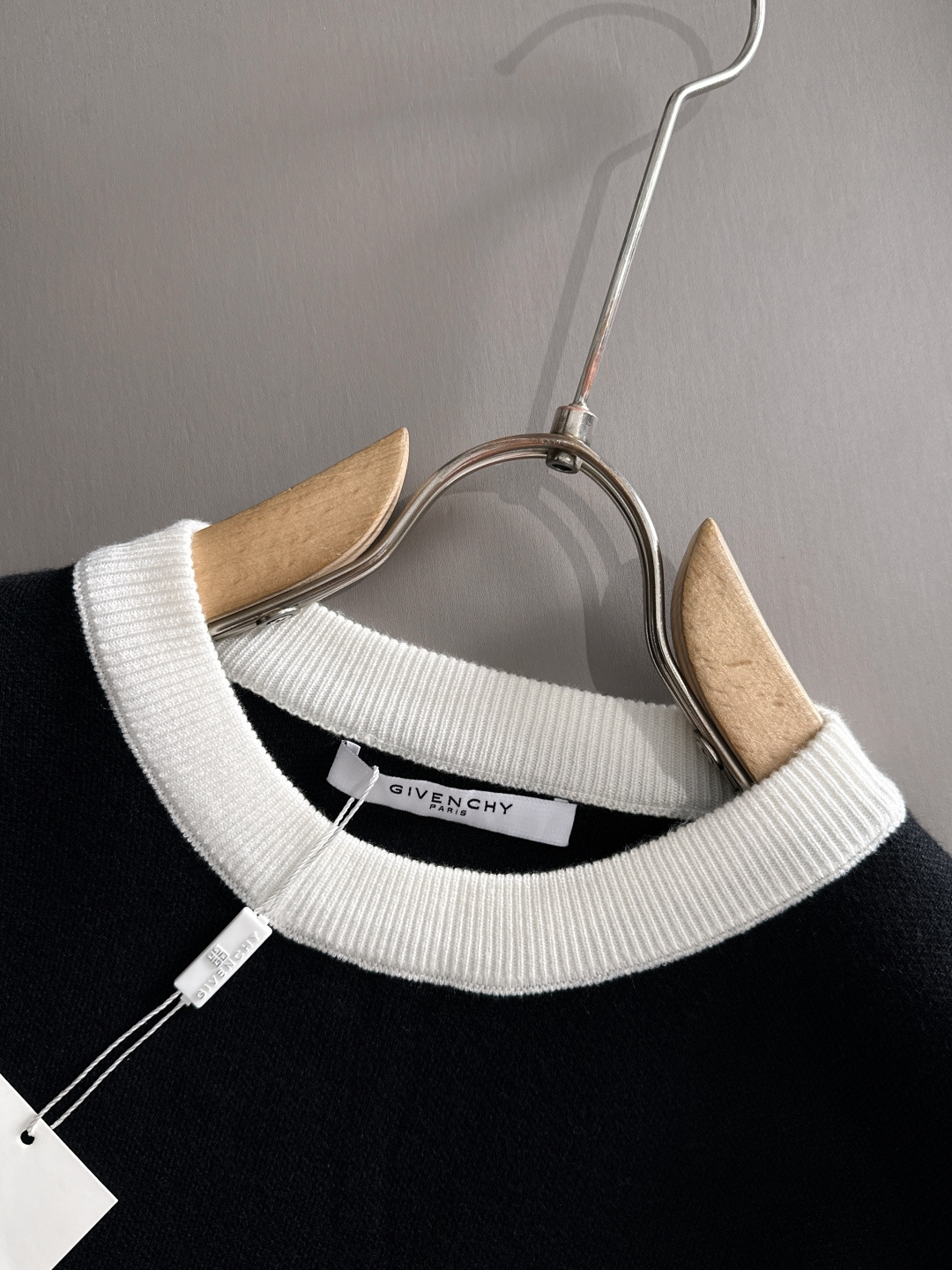 GIVENCHY 2025秋冬新款羊毛毛衣 高品质意大利进口羊毛混纺面料，高密度针织，时尚百搭毛衣，帅气