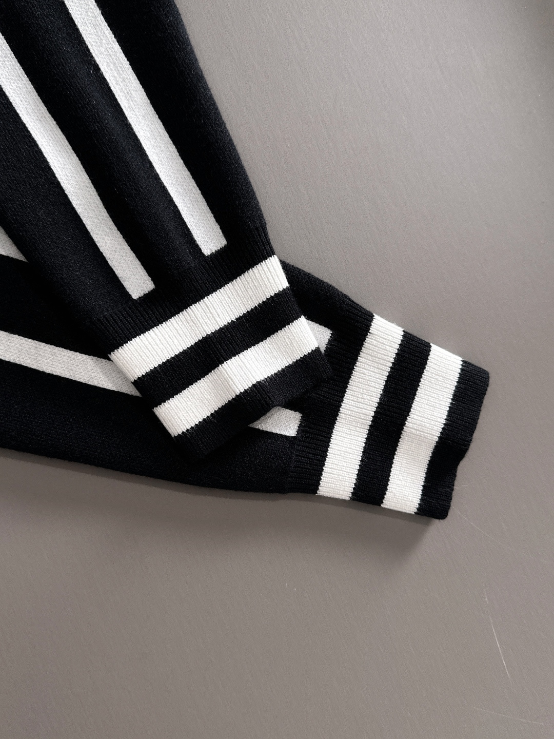 GIVENCHY 2025秋冬新款羊毛毛衣 高品质意大利进口羊毛混纺面料，高密度针织，时尚百搭毛衣，帅气