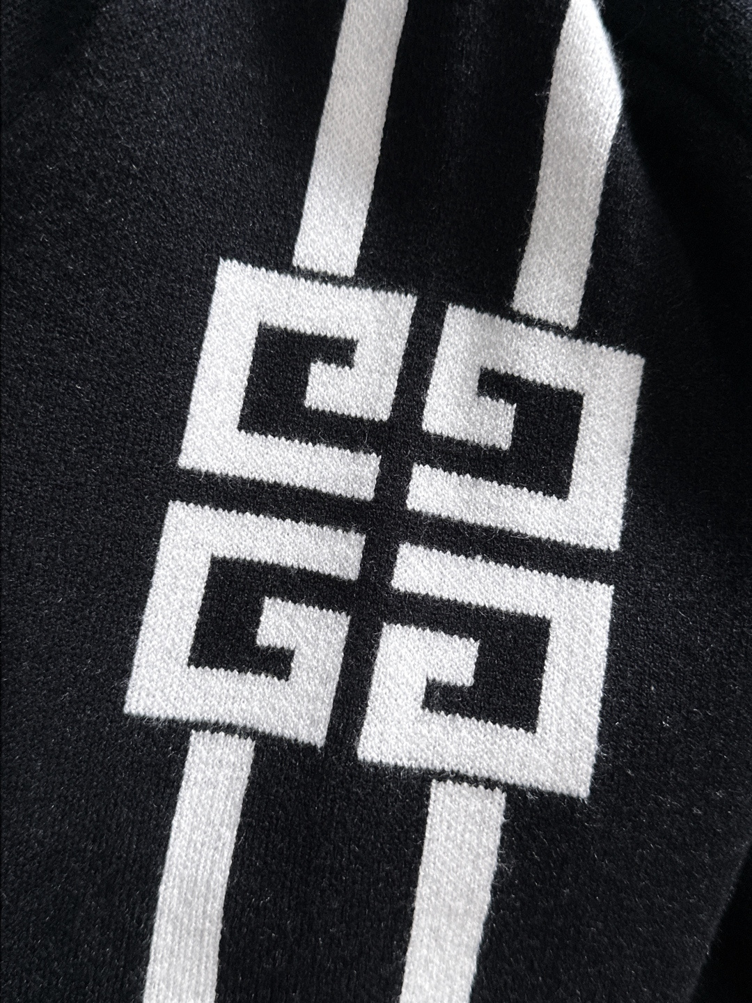 GIVENCHY 2025秋冬新款羊毛毛衣 高品质意大利进口羊毛混纺面料，高密度针织，时尚百搭毛衣，帅气