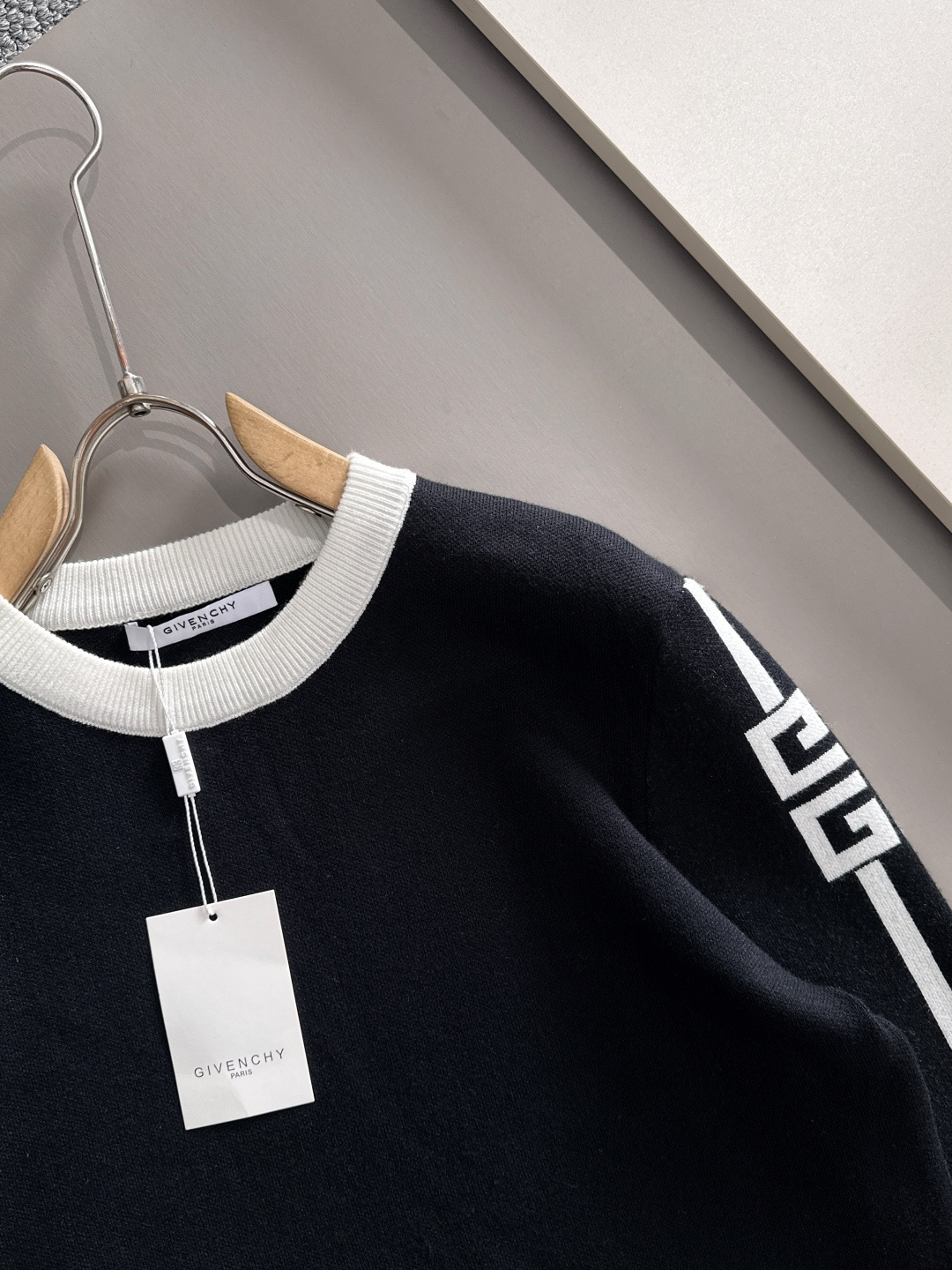 GIVENCHY 2025秋冬新款羊毛毛衣 高品质意大利进口羊毛混纺面料，高密度针织，时尚百搭毛衣，帅气