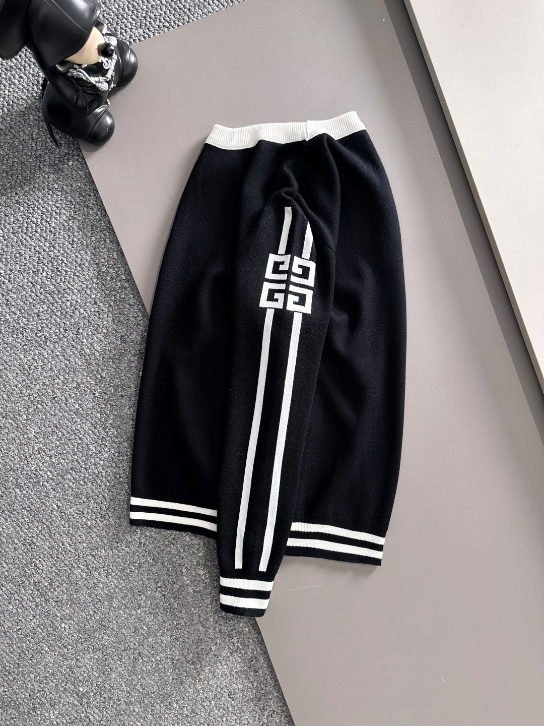 GIVENCHY 2025秋冬新款羊毛毛衣 高品质意大利进口羊毛混纺面料，高密度针织，时尚百搭毛衣，帅气