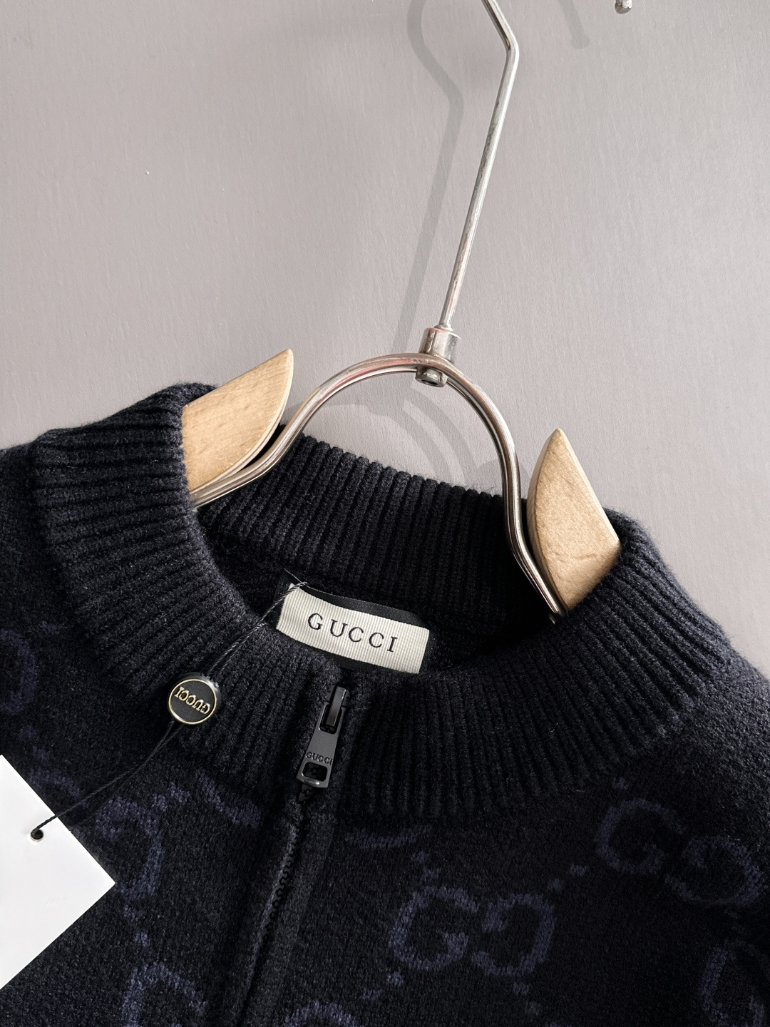 gucci 2025秋冬新款拉链开衫羊毛毛衣 高品质意大利进口羊毛混纺面料，高密度针织，时尚百搭毛衣，帅