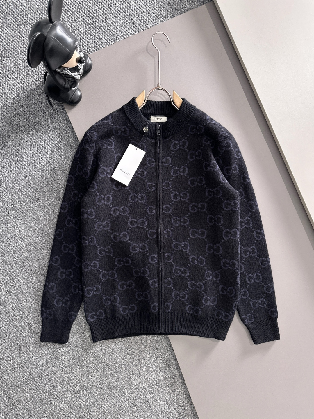 NO:541487,2025 autumn and winter new cardigan wool sweater, zipper wool sweater, high-quality Italian imported wool blend fabric, high-density knitted, fashionable and versatile sweater, very handsome. Classic Logo logo is more durable and less likely to deform, counter style, and various styles can be easily held. The classic fashionable style that is sought after every year has become popular all over the world!  Number of code M-3XL (please report height and weight by placing an order), Sweaters, alexander wang198609092025秋冬新款开衫羊毛毛衣,拉链羊毛毛衣,高品质意大利进口羊毛混纺面料,高密度针织,时尚百搭毛衣,帅气十足.经典Logo标志 更耐穿更加不易变形,专柜版型,各种风格都能轻松Hold住,年年被追捧的经典时尚款 已经风靡全球！ 码数M-3XL(下单请报身高体重),,sweaters,alexander wang,Men's clothing