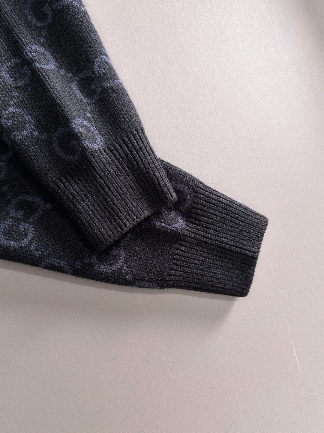 gucci 2025秋冬新款拉链开衫羊毛毛衣 高品质意大利进口羊毛混纺面料，高密度针织，时尚百搭毛衣，帅