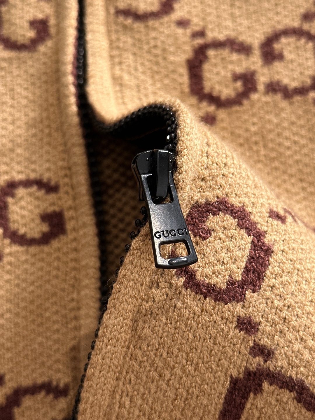 gucci 2025秋冬新款拉链开衫羊毛毛衣 高品质意大利进口羊毛混纺面料，高密度针织，时尚百搭毛衣，帅