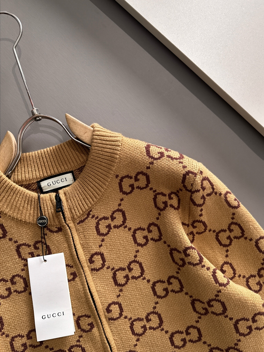 gucci 2025秋冬新款拉链开衫羊毛毛衣 高品质意大利进口羊毛混纺面料，高密度针织，时尚百搭毛衣，帅