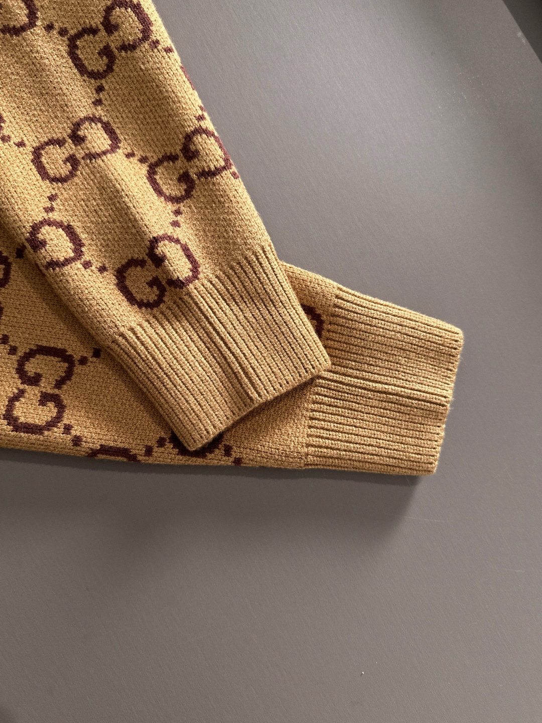 gucci 2025秋冬新款拉链开衫羊毛毛衣 高品质意大利进口羊毛混纺面料，高密度针织，时尚百搭毛衣，帅