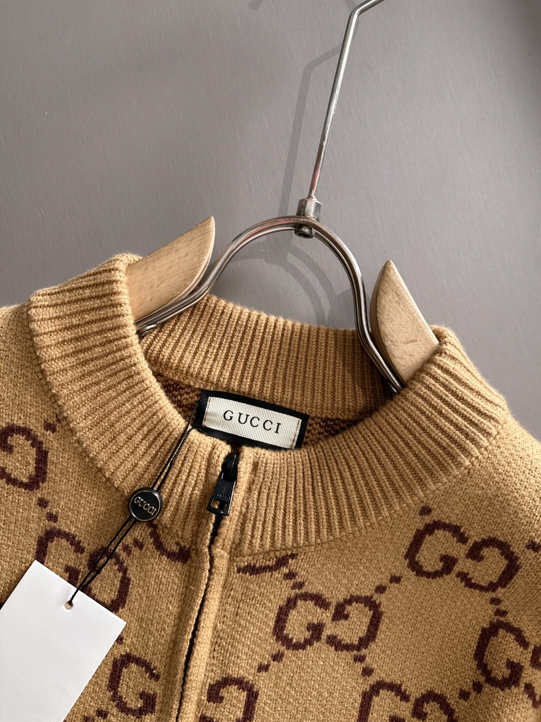 gucci 2025秋冬新款拉链开衫羊毛毛衣 高品质意大利进口羊毛混纺面料，高密度针织，时尚百搭毛衣，帅