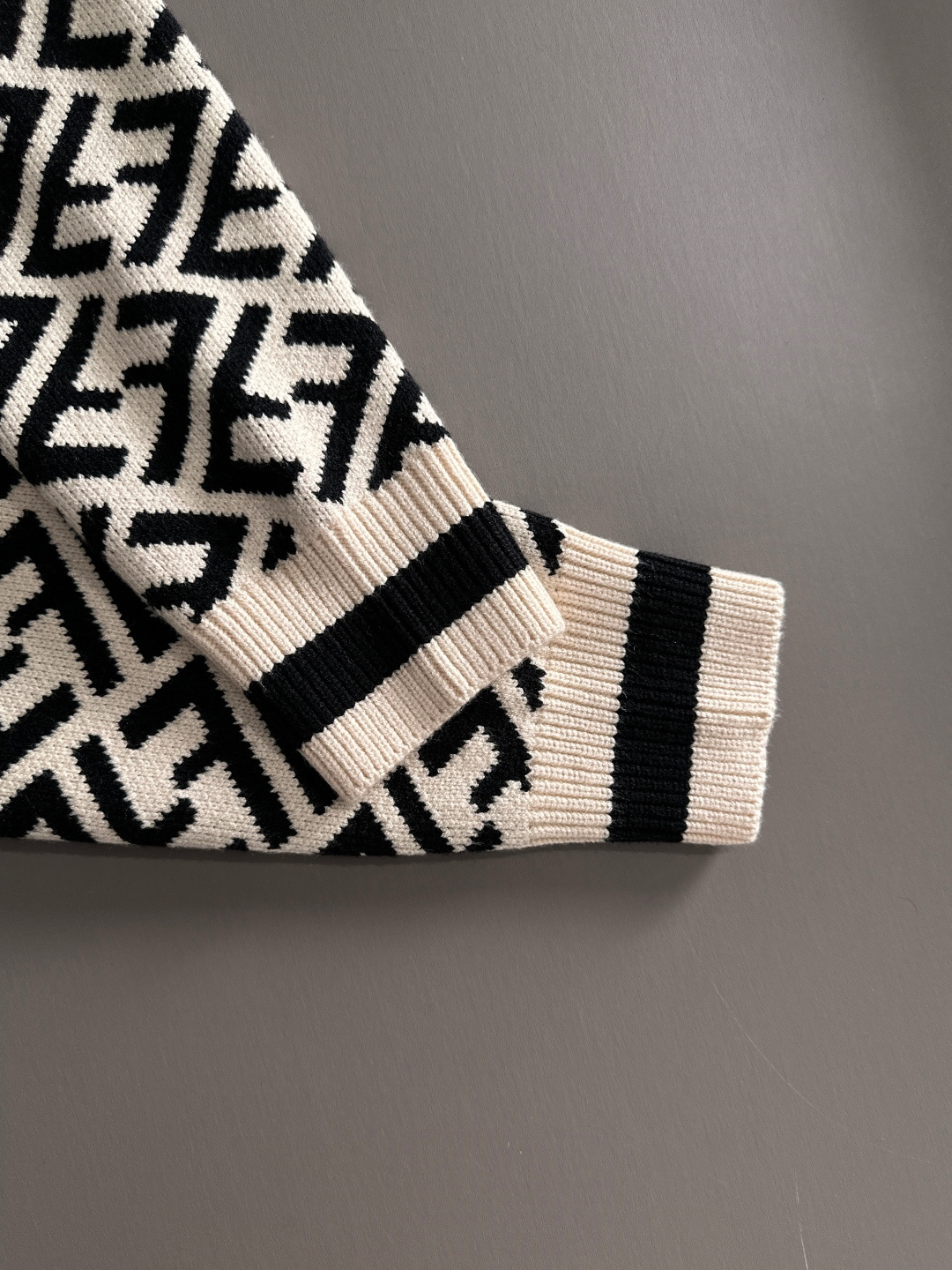 fendi 2025秋冬新款开衫羊毛毛衣，拉链羊毛毛衣，高品质意大利进口羊毛混纺面料，高密度针织，时尚百