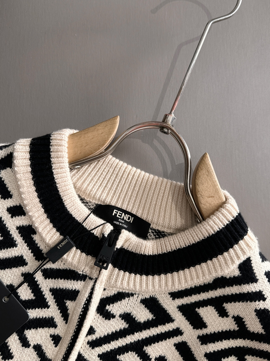 fendi 2025秋冬新款开衫羊毛毛衣，拉链羊毛毛衣，高品质意大利进口羊毛混纺面料，高密度针织，时尚百