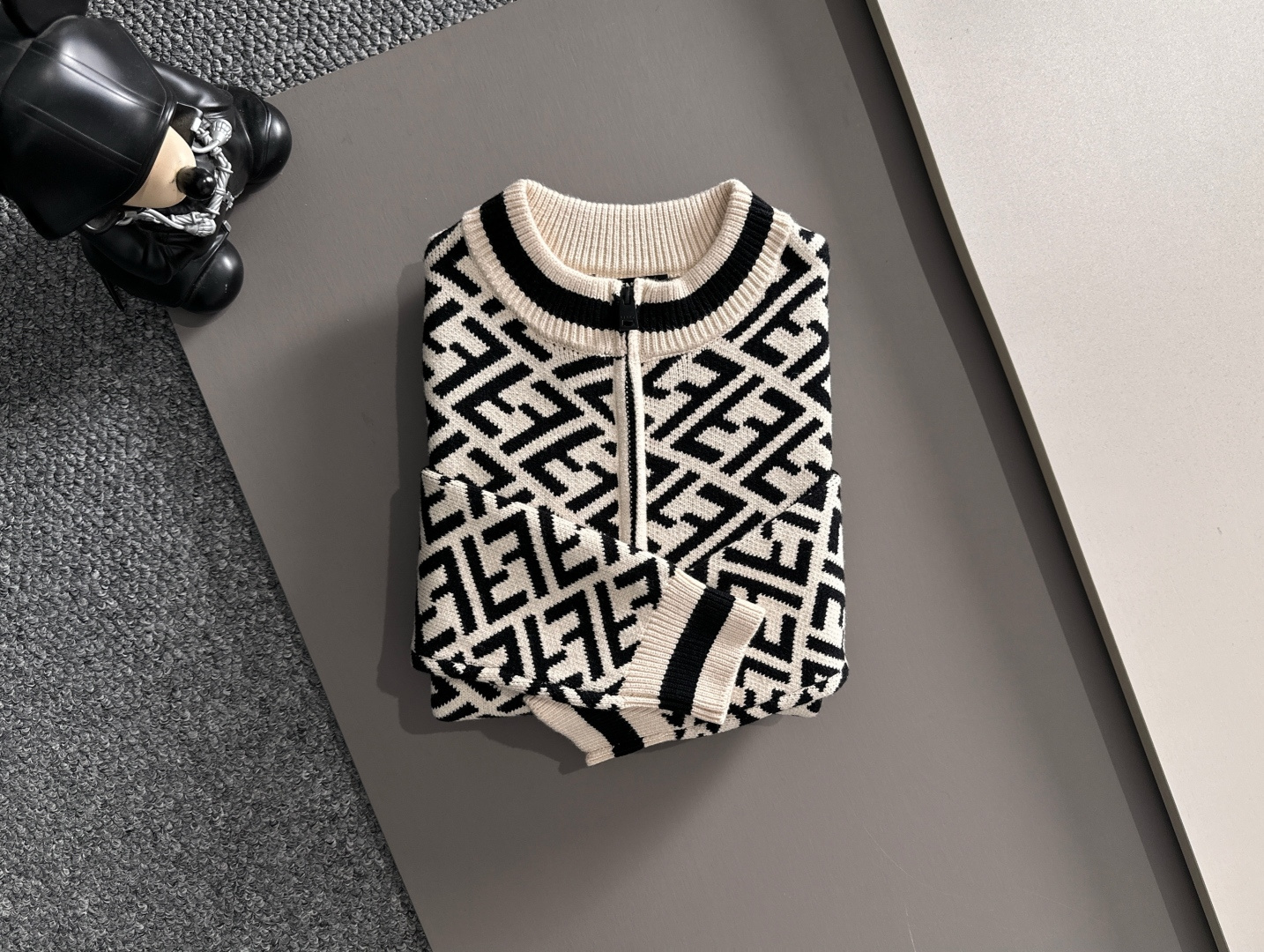 fendi 2025秋冬新款开衫羊毛毛衣，拉链羊毛毛衣，高品质意大利进口羊毛混纺面料，高密度针织，时尚百