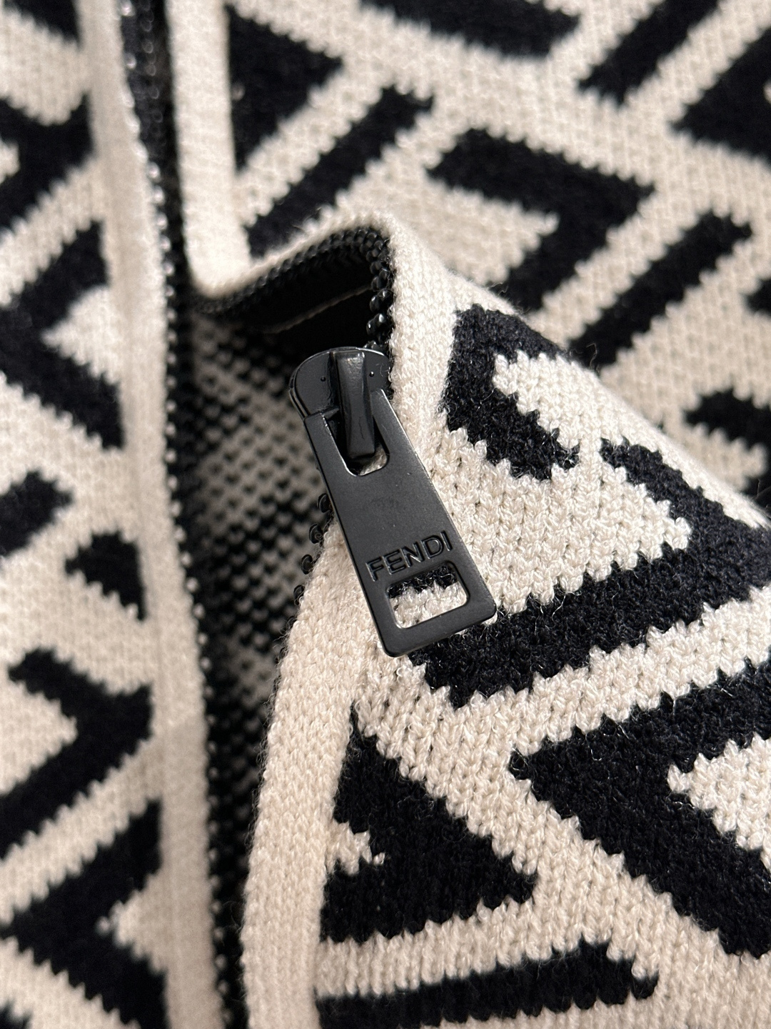 fendi 2025秋冬新款开衫羊毛毛衣，拉链羊毛毛衣，高品质意大利进口羊毛混纺面料，高密度针织，时尚百
