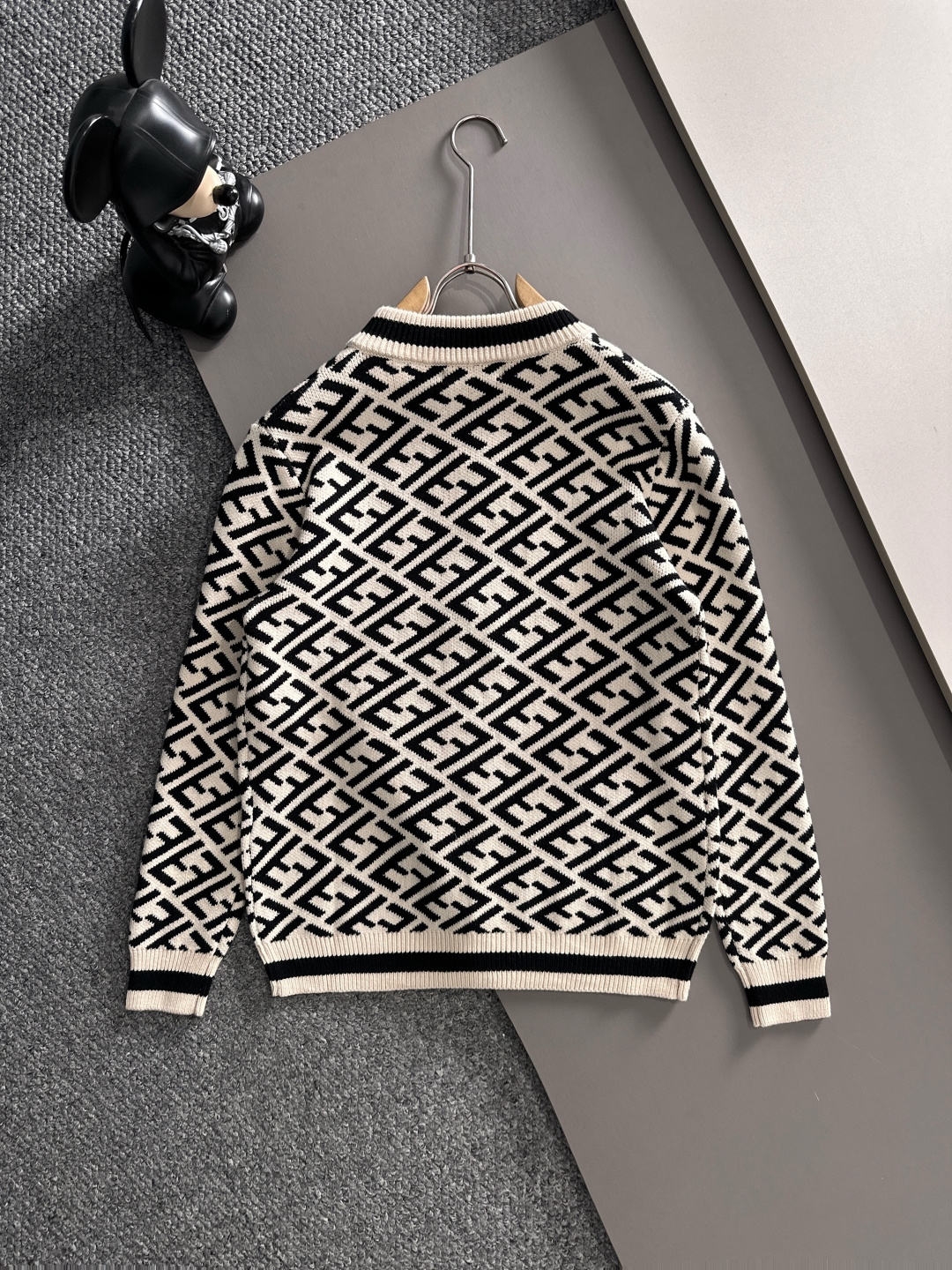 fendi 2025秋冬新款开衫羊毛毛衣，拉链羊毛毛衣，高品质意大利进口羊毛混纺面料，高密度针织，时尚百