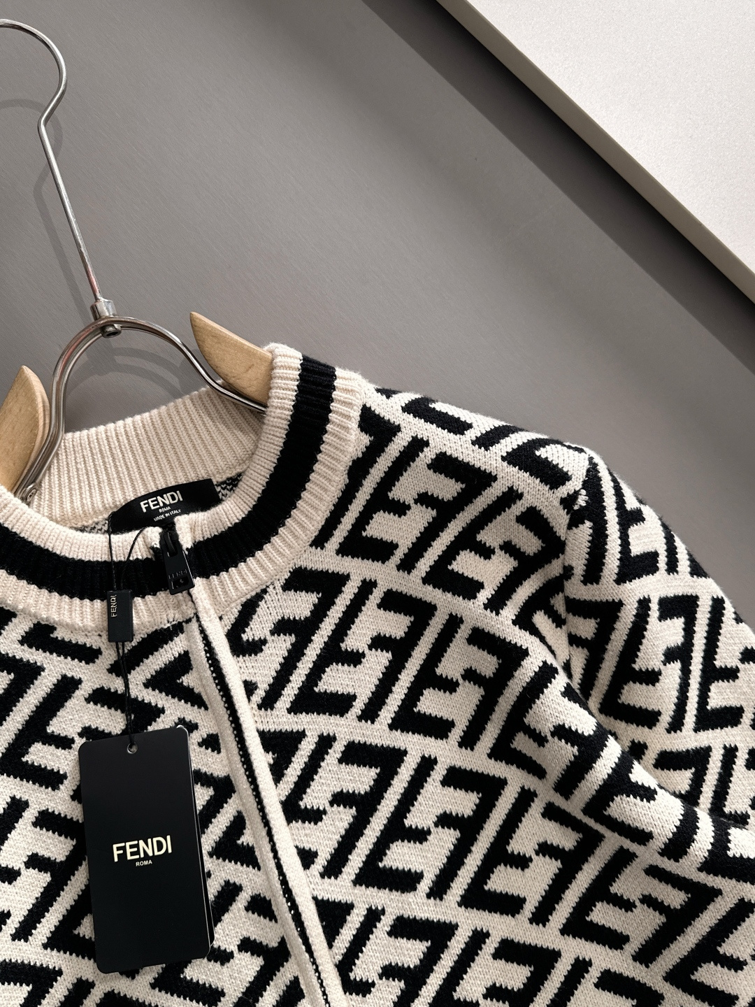 fendi 2025秋冬新款开衫羊毛毛衣，拉链羊毛毛衣，高品质意大利进口羊毛混纺面料，高密度针织，时尚百