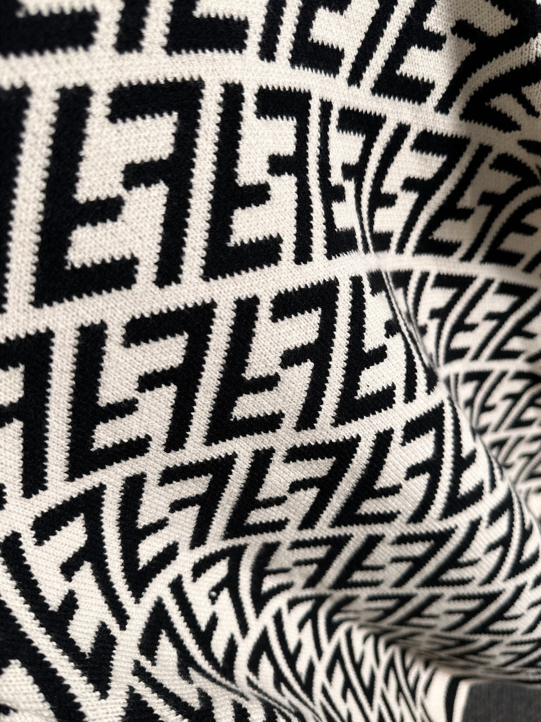 fendi 2025秋冬新款开衫羊毛毛衣，拉链羊毛毛衣，高品质意大利进口羊毛混纺面料，高密度针织，时尚百