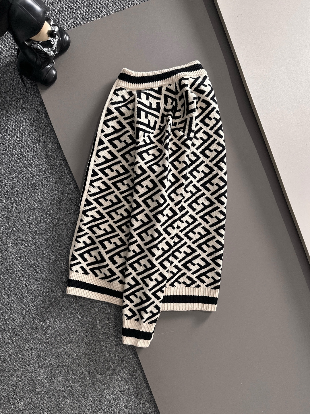 fendi 2025秋冬新款开衫羊毛毛衣，拉链羊毛毛衣，高品质意大利进口羊毛混纺面料，高密度针织，时尚百