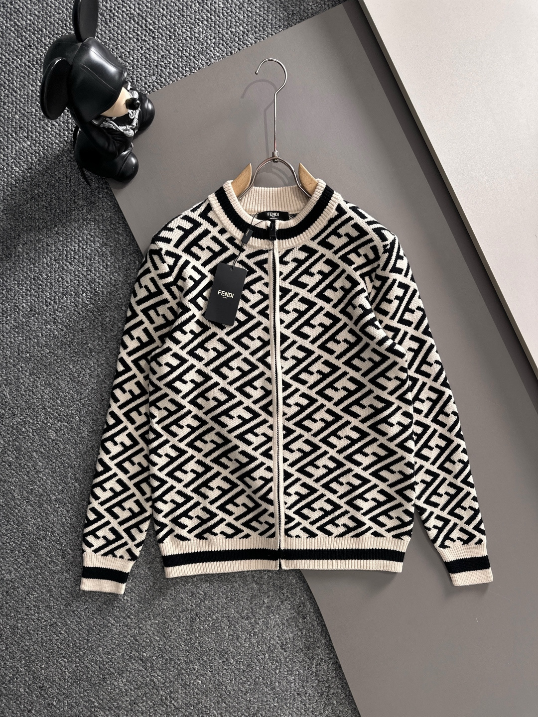 fendi 2025秋冬新款开衫羊毛毛衣，拉链羊毛毛衣，高品质意大利进口羊毛混纺面料，高密度针织，时尚百