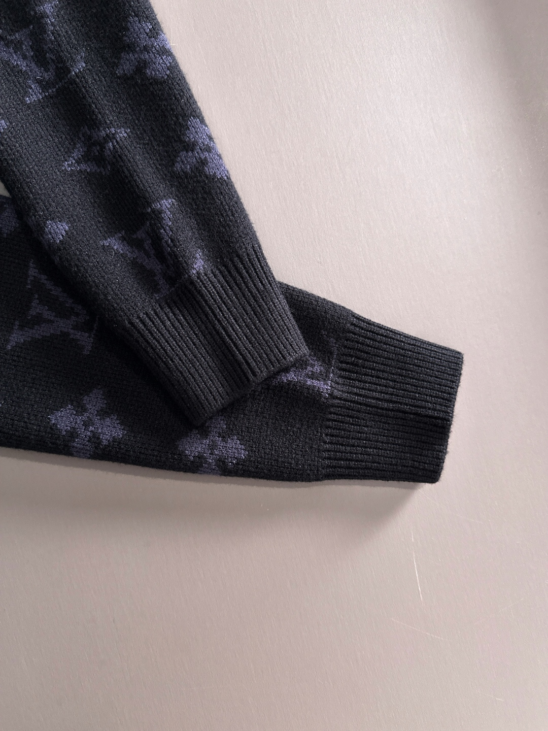 gucci 2025秋冬新款拉链开衫羊毛毛衣 高品质意大利进口羊毛混纺面料，高密度针织，时尚百搭毛衣，帅