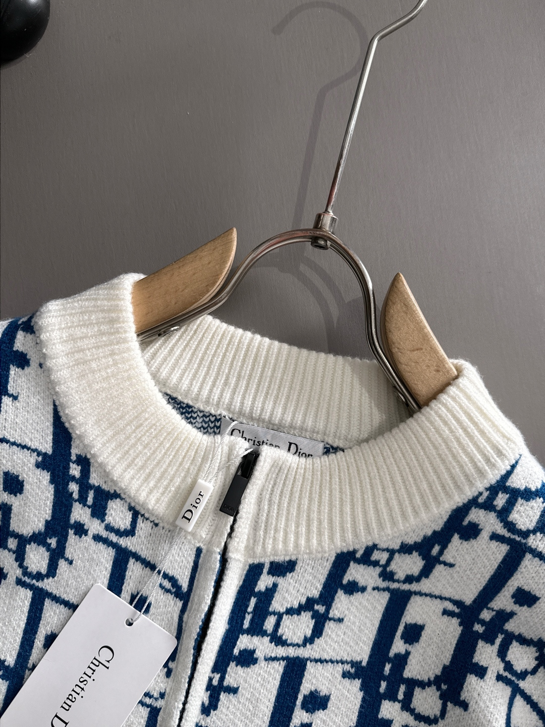 dior 2025秋冬新款拉链开衫羊毛毛衣 高品质意大利进口羊毛混纺面料，高密度针织，时尚百搭毛衣，帅气
