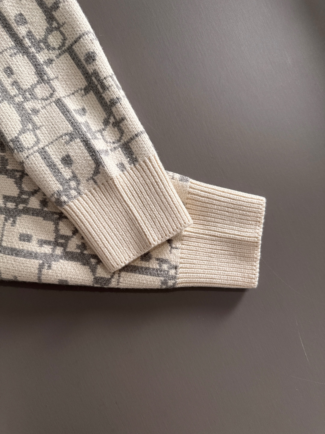 dior 2025秋冬新款拉链开衫羊毛毛衣 高品质意大利进口羊毛混纺面料，高密度针织，时尚百搭毛衣，帅气