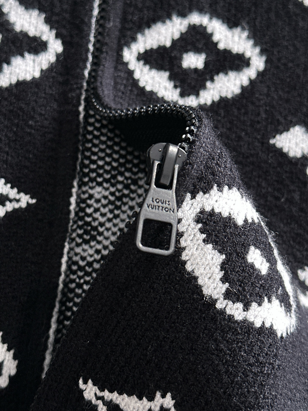 gucci 2025秋冬新款拉链开衫羊毛毛衣 高品质意大利进口羊毛混纺面料，高密度针织，时尚百搭毛衣，帅