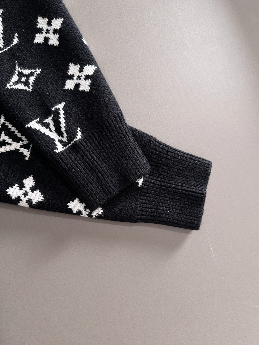 gucci 2025秋冬新款拉链开衫羊毛毛衣 高品质意大利进口羊毛混纺面料，高密度针织，时尚百搭毛衣，帅