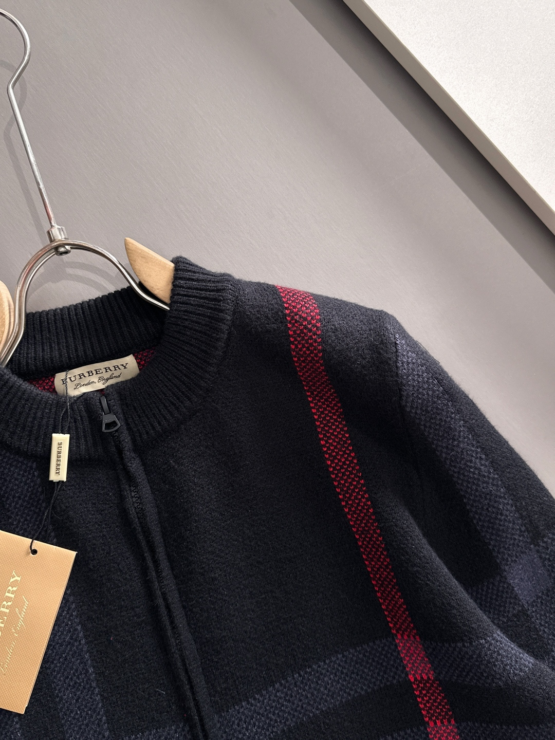 Burberry 2025秋冬新款拉链开衫羊毛毛衣 高品质意大利进口羊毛混纺面料，高密度针织，时尚百搭毛