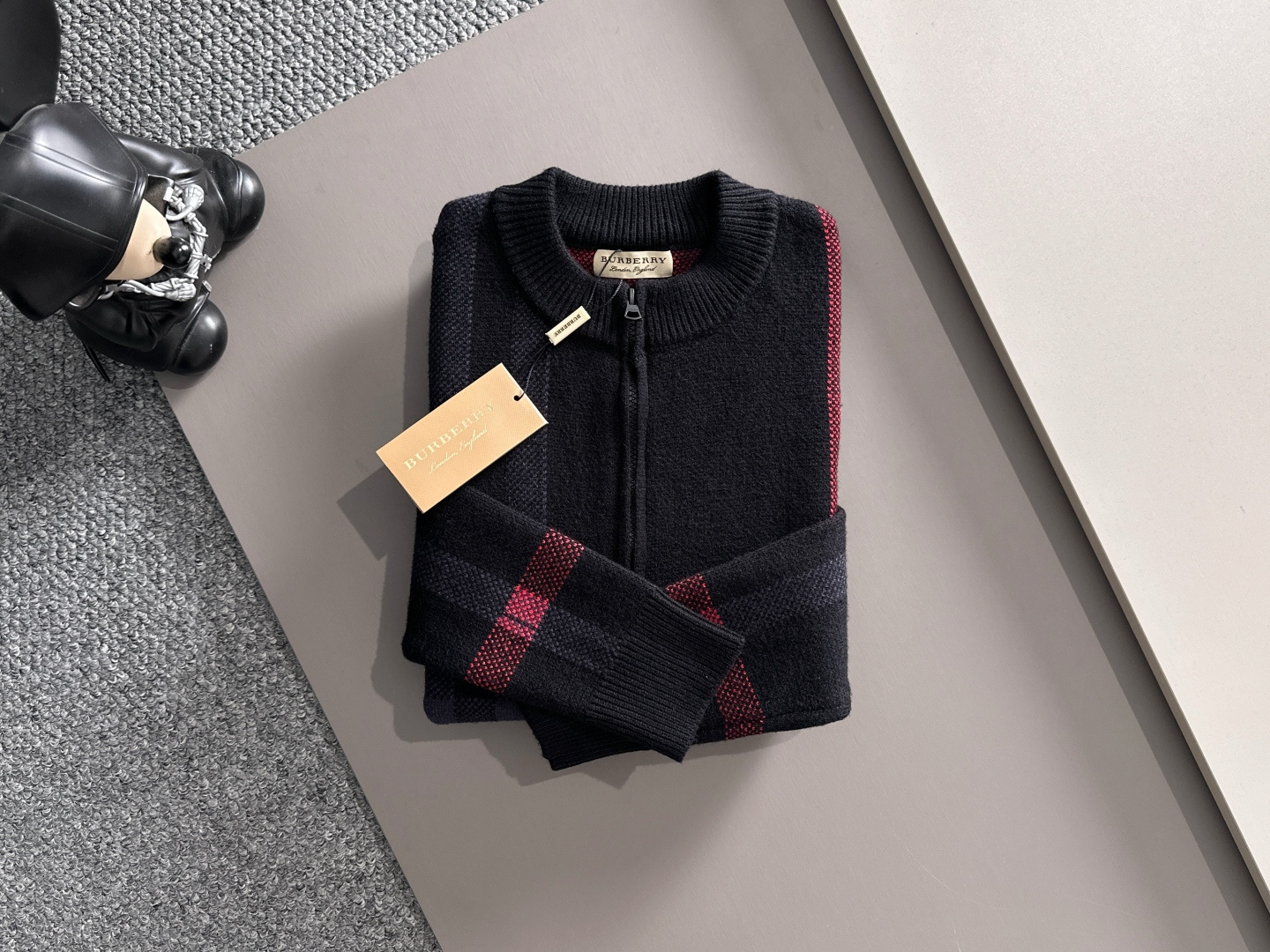 Burberry 2025秋冬新款拉链开衫羊毛毛衣 高品质意大利进口羊毛混纺面料，高密度针织，时尚百搭毛