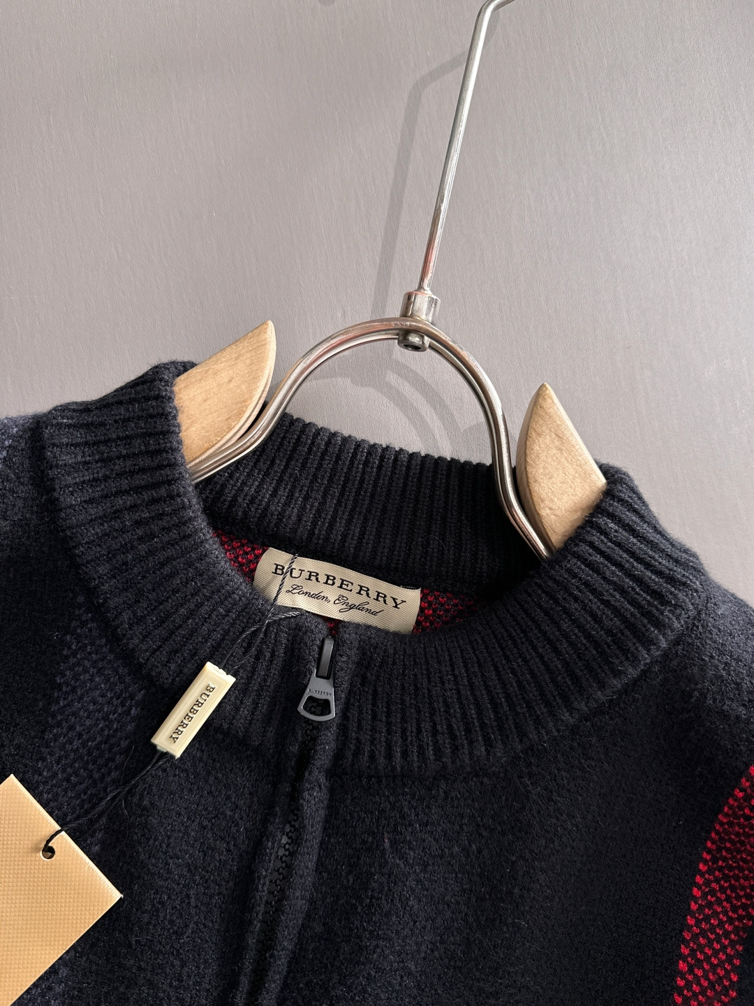 Burberry 2025秋冬新款拉链开衫羊毛毛衣 高品质意大利进口羊毛混纺面料，高密度针织，时尚百搭毛