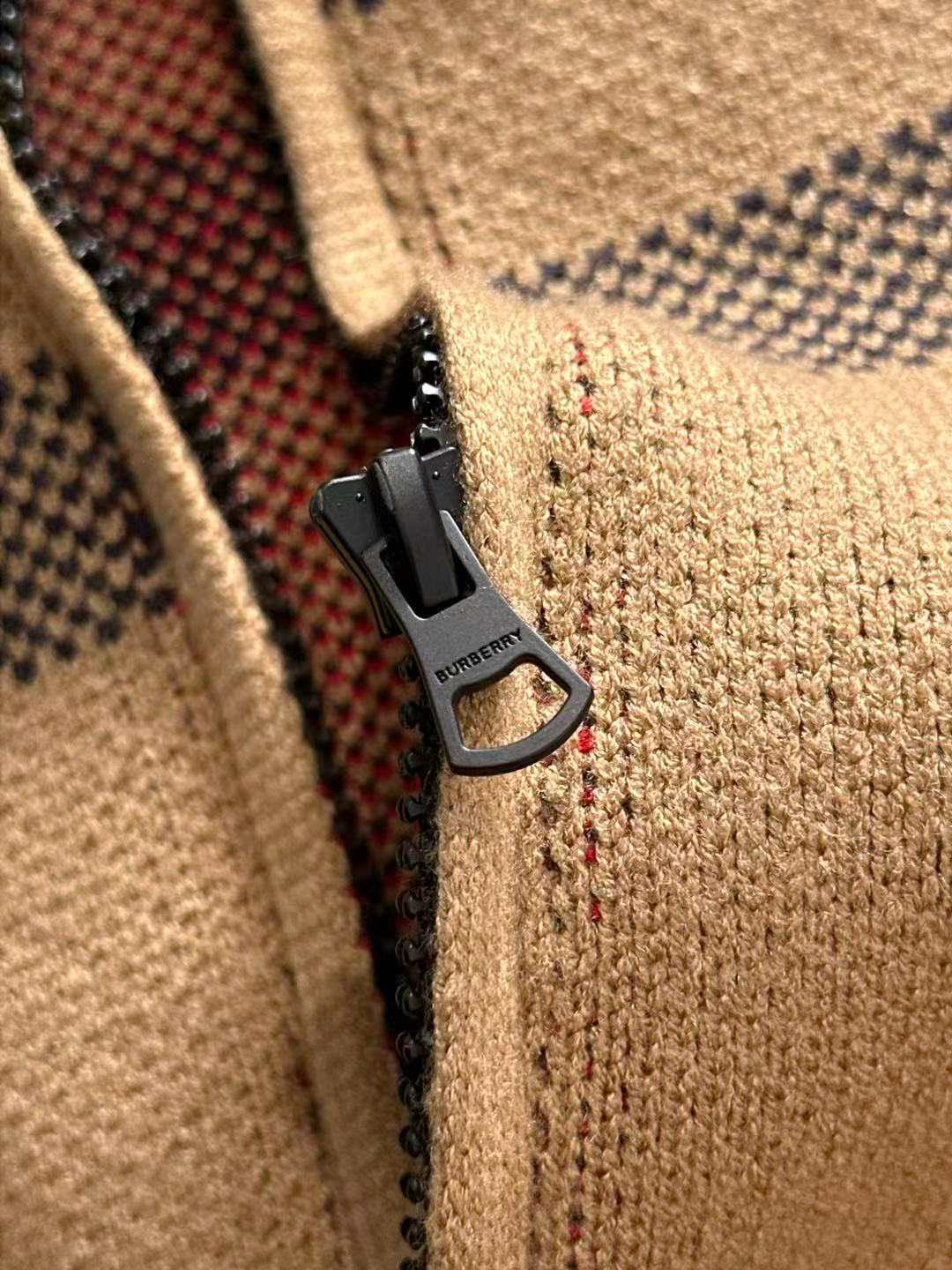 Burberry 2025秋冬新款拉链开衫羊毛毛衣 高品质意大利进口羊毛混纺面料，高密度针织，时尚百搭毛