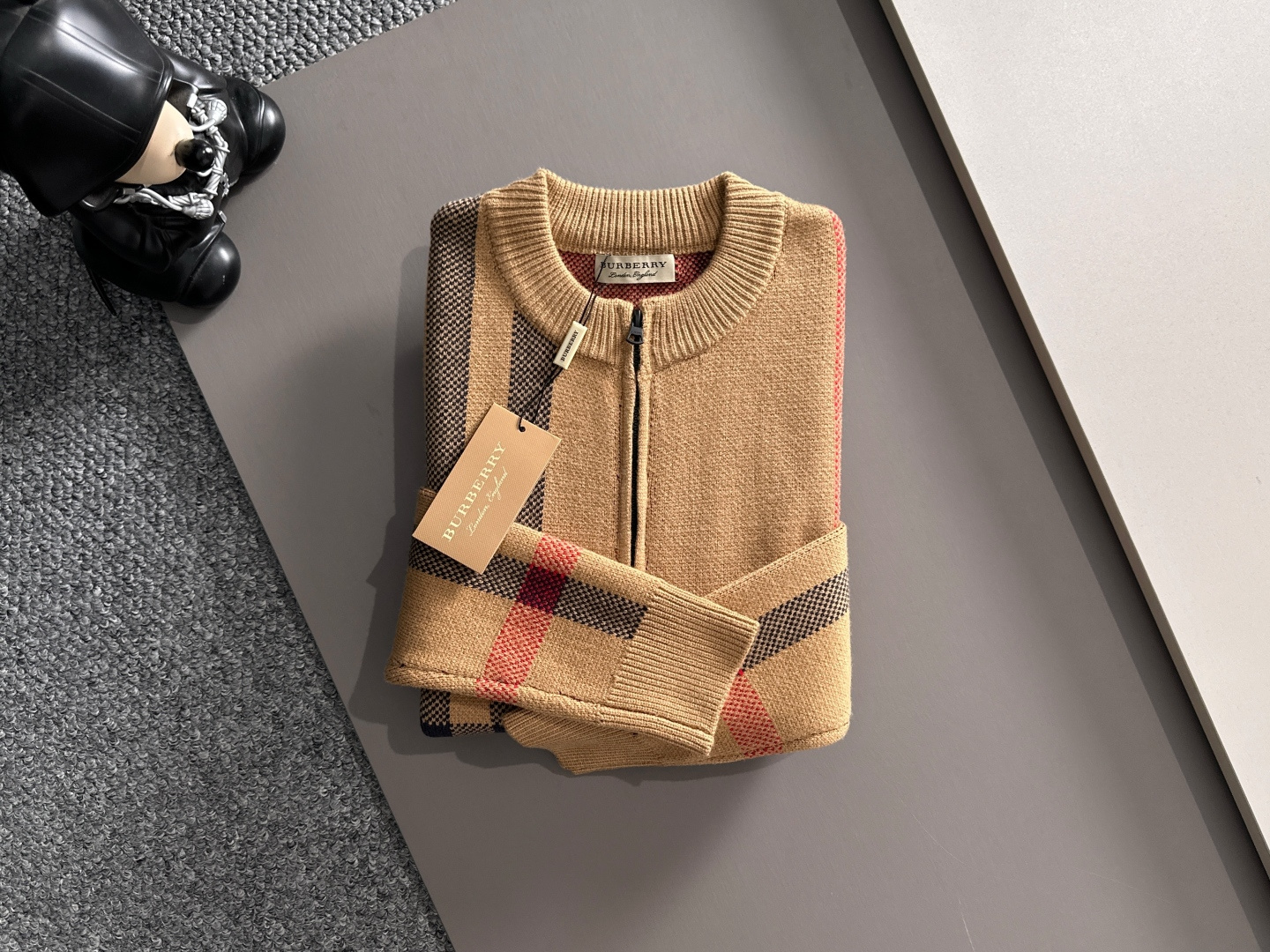 Burberry 2025秋冬新款拉链开衫羊毛毛衣 高品质意大利进口羊毛混纺面料，高密度针织，时尚百搭毛