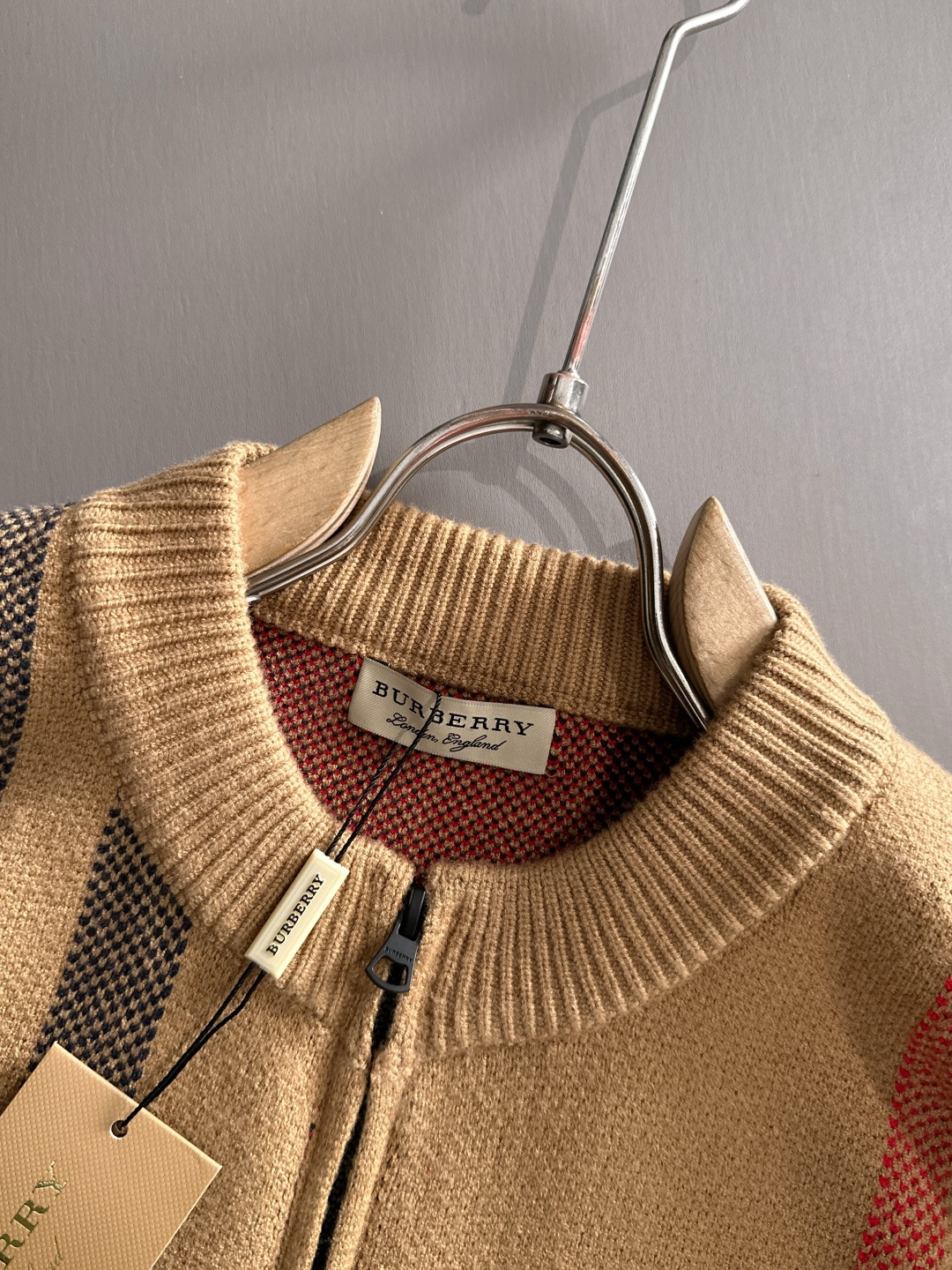 Burberry 2025秋冬新款拉链开衫羊毛毛衣 高品质意大利进口羊毛混纺面料，高密度针织，时尚百搭毛