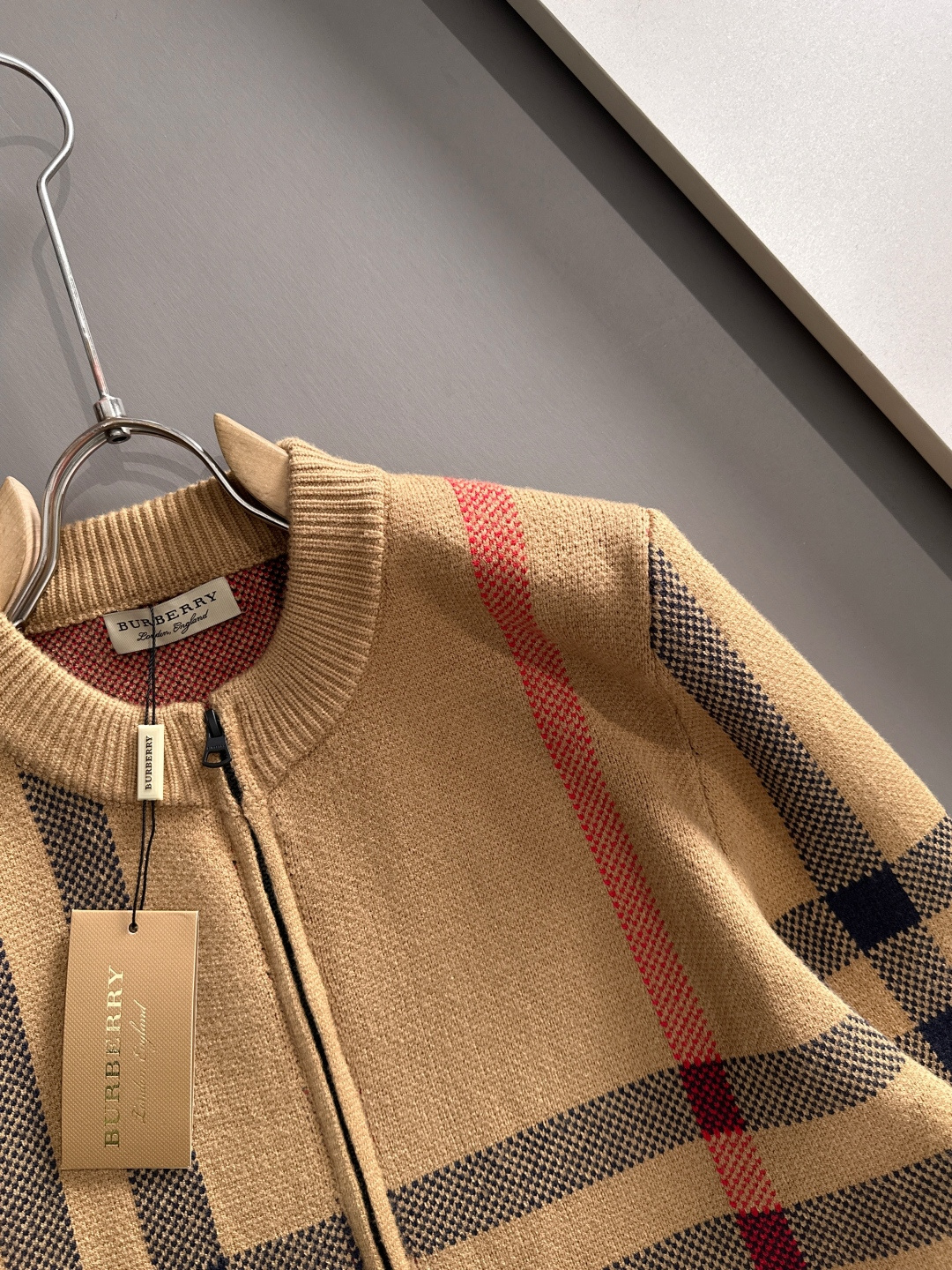 Burberry 2025秋冬新款拉链开衫羊毛毛衣 高品质意大利进口羊毛混纺面料，高密度针织，时尚百搭毛